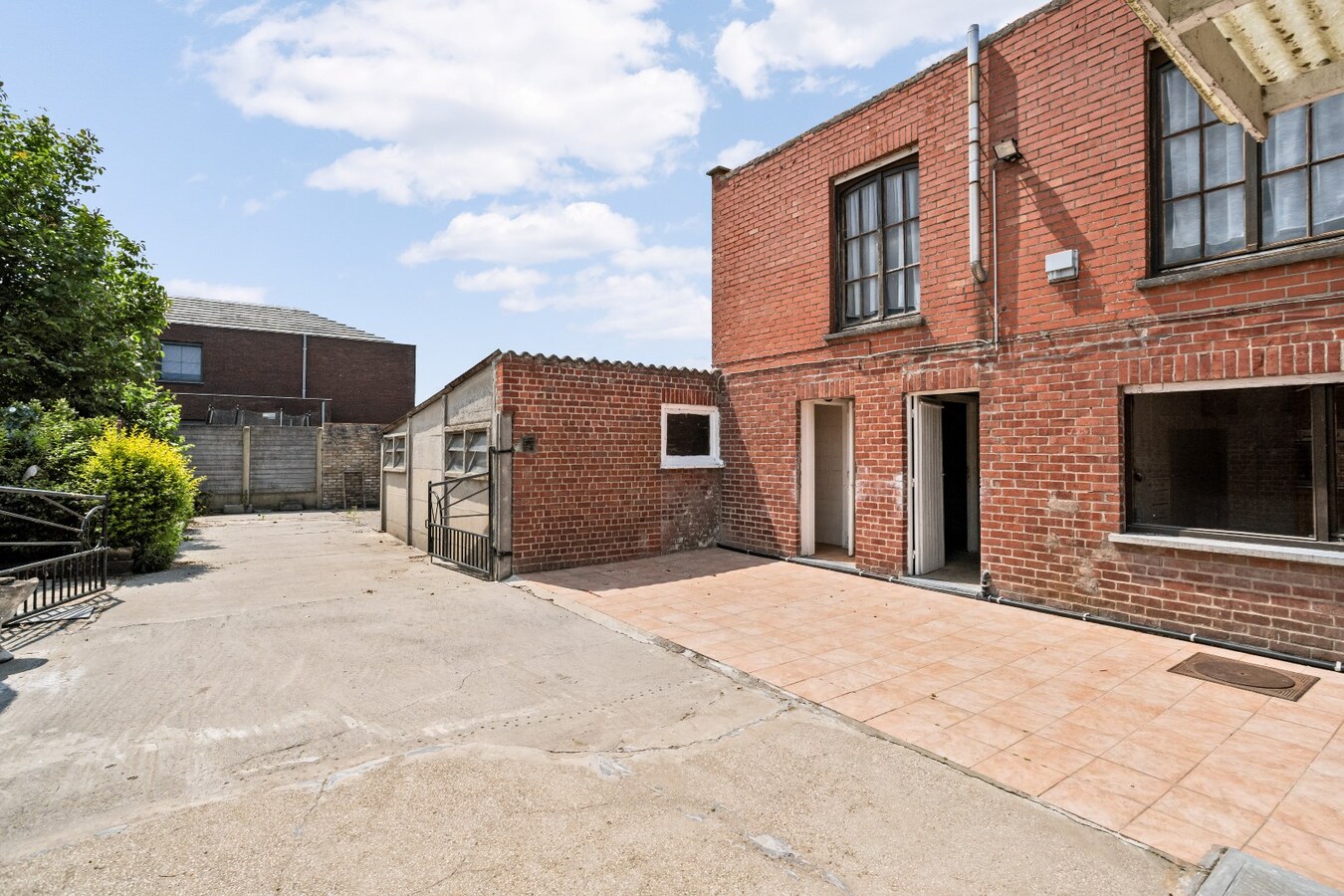 Ruime woning met loods op 882 m² 