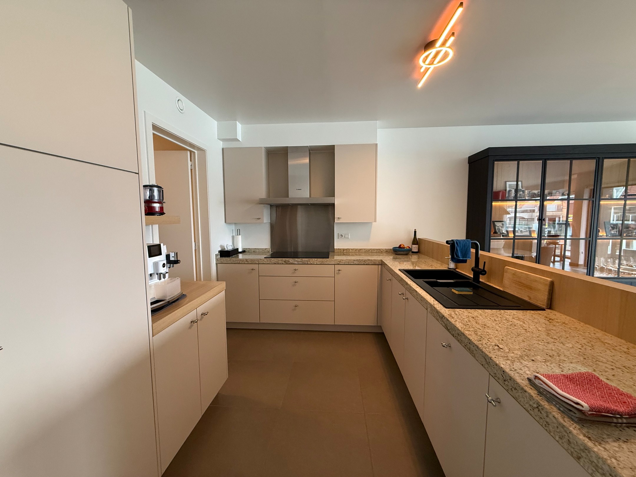 ONGEMEUBELD - Prachtig woonappartement met aangename terrassen en parking in het gebouw. Huur op VENNOOTSCHAP is mogelijk. 