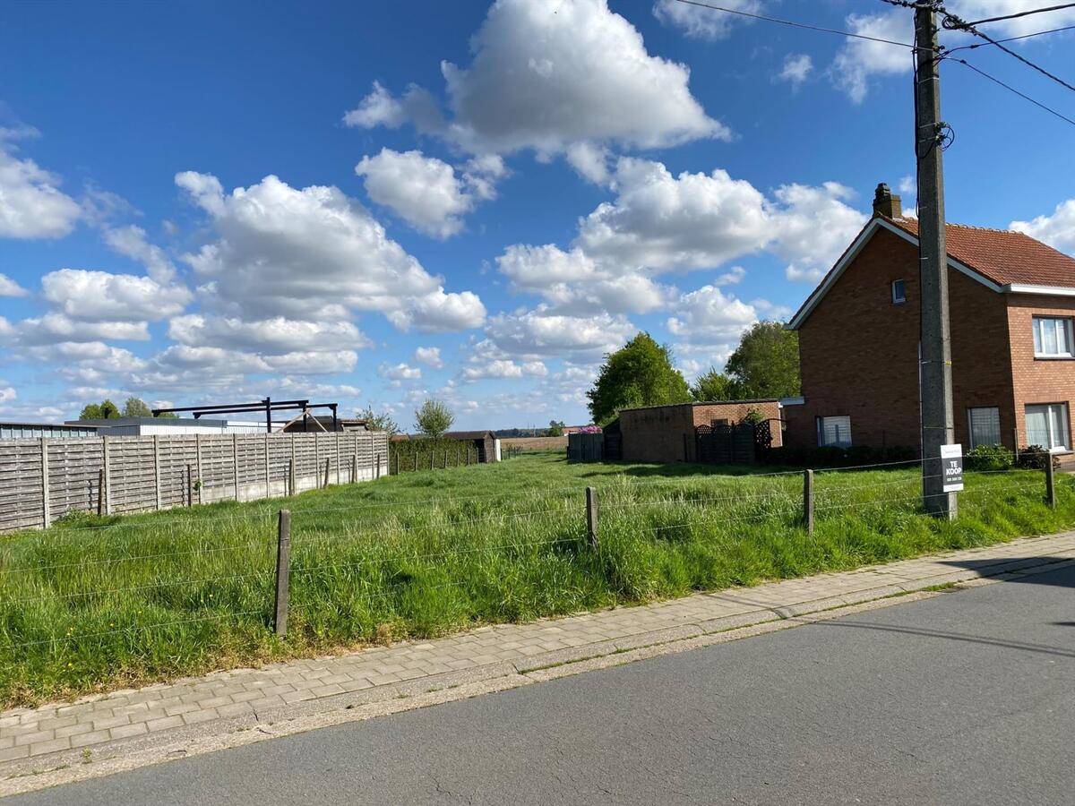 Zongericht perceel bouwgrond (785m²) met achterliggende landbouwgrond (8050m²) 