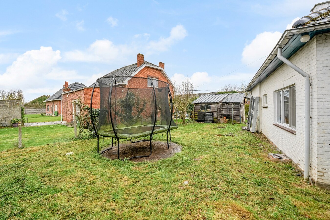 Op te knappen karakteristieke hoekwoning, 4 slpk, (EPC-label C) gelegen aan het Haspengouwse landschap. 