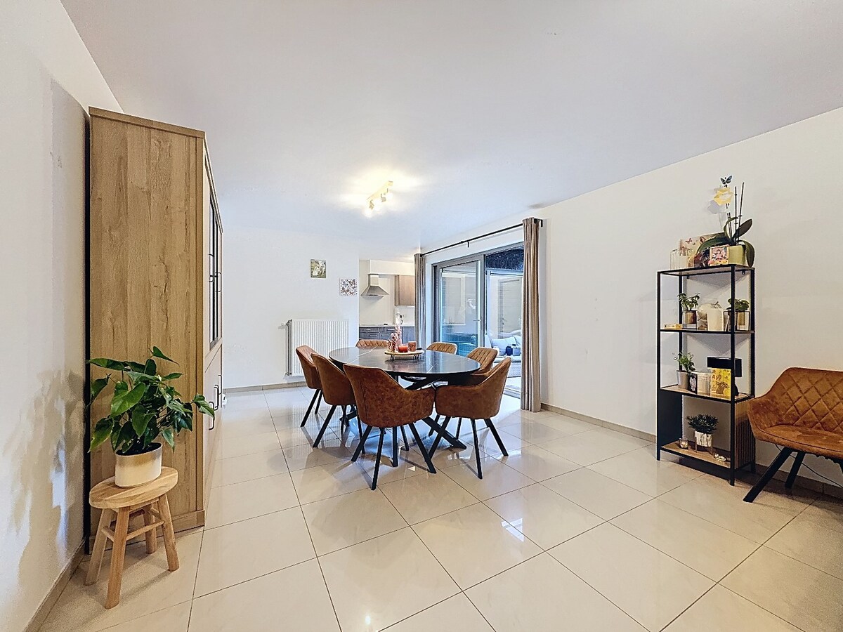 Recent (2009) gelijkvloers appartement te Ninove 
