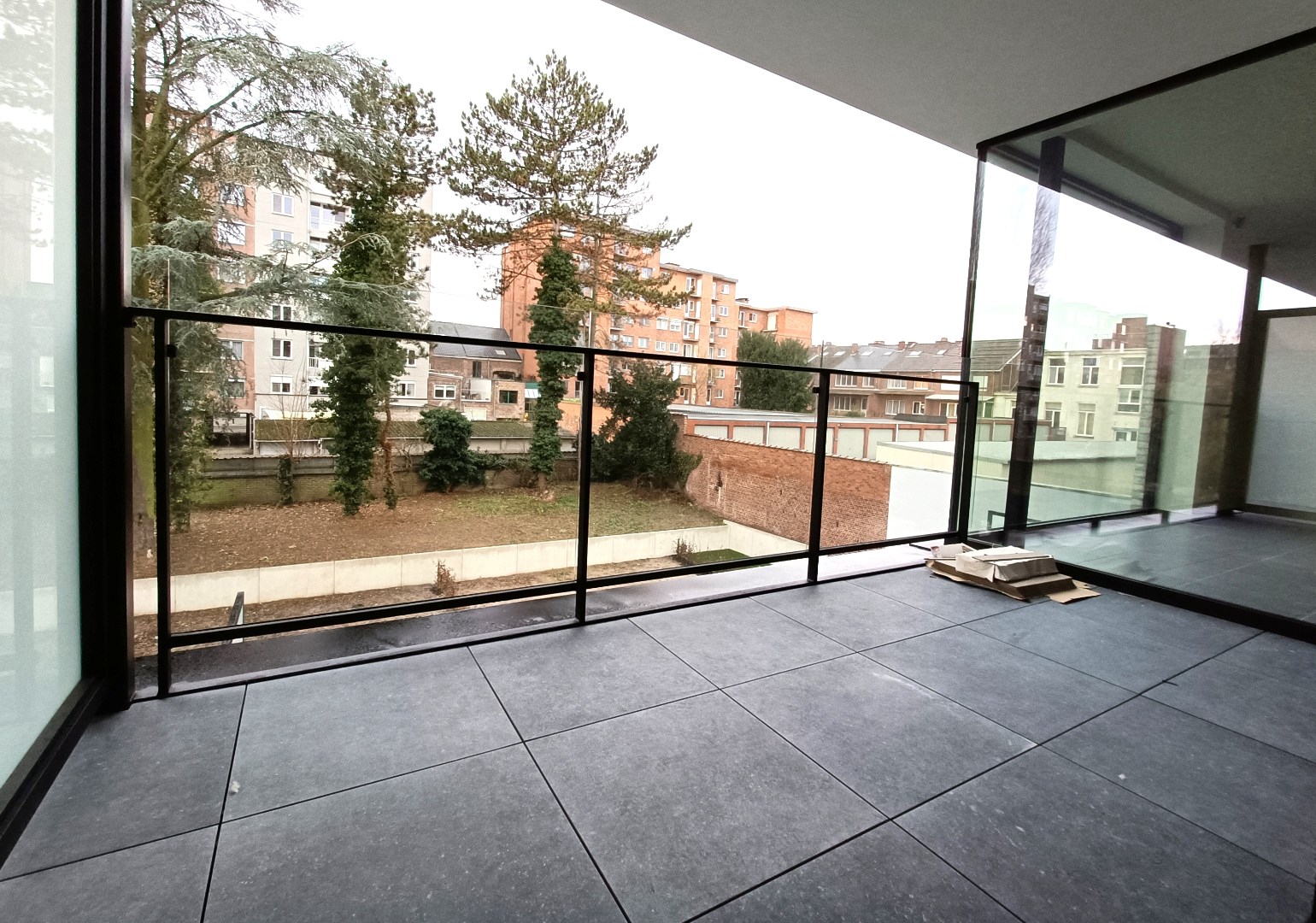 MODERN APPARTEMENT MET RUIM TERRAS EN AUTOSTAANPLAATS 