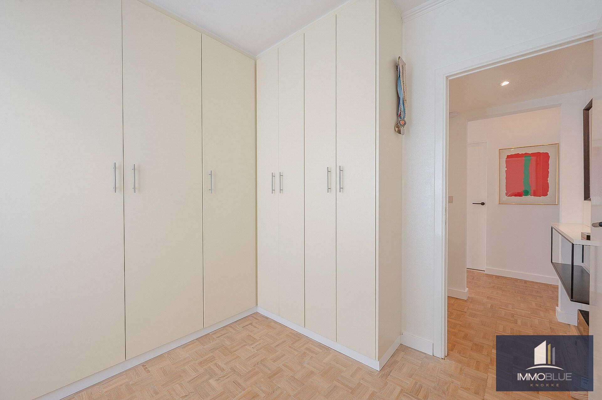 Appartement d’angle lumineux avec vue dégagée. 