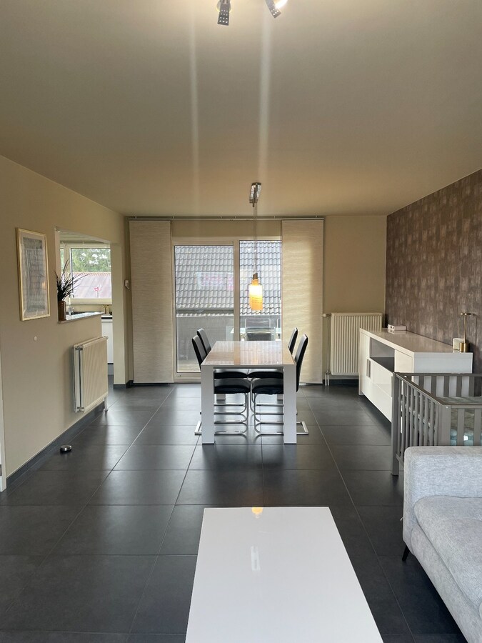 Verzorgde bel-etagewoning met 3 slpk, terras, patio  en garage nabij het centrum van As. 