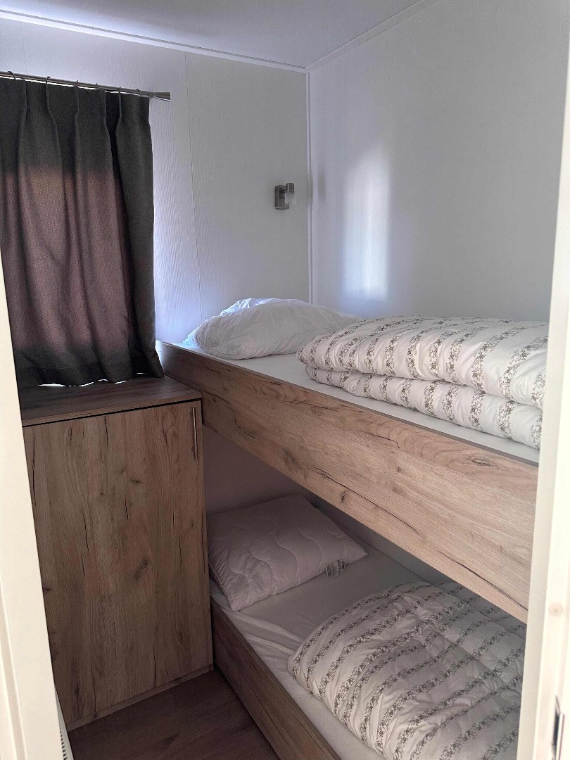 Ontsnap aan de dagelijkse hectiek en geniet van een welverdiende vakantie in deze charmante chalet (nr. 245), te koop aangeboden op park Duinzicht in Koudekerke! 