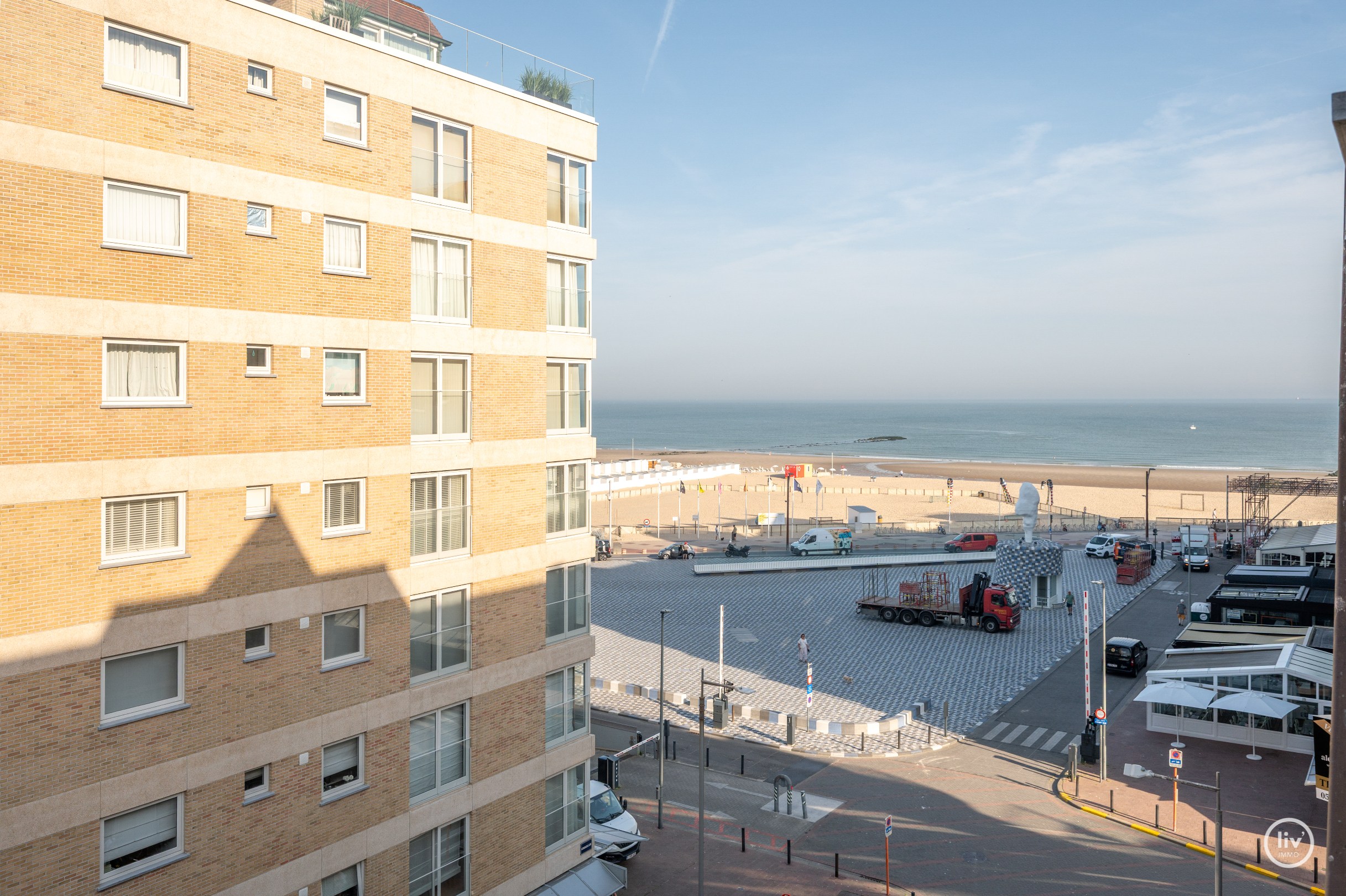 Appartement en triplex prêt à emménager situé près de la place Rubens avec vue latérale sur la mer. 