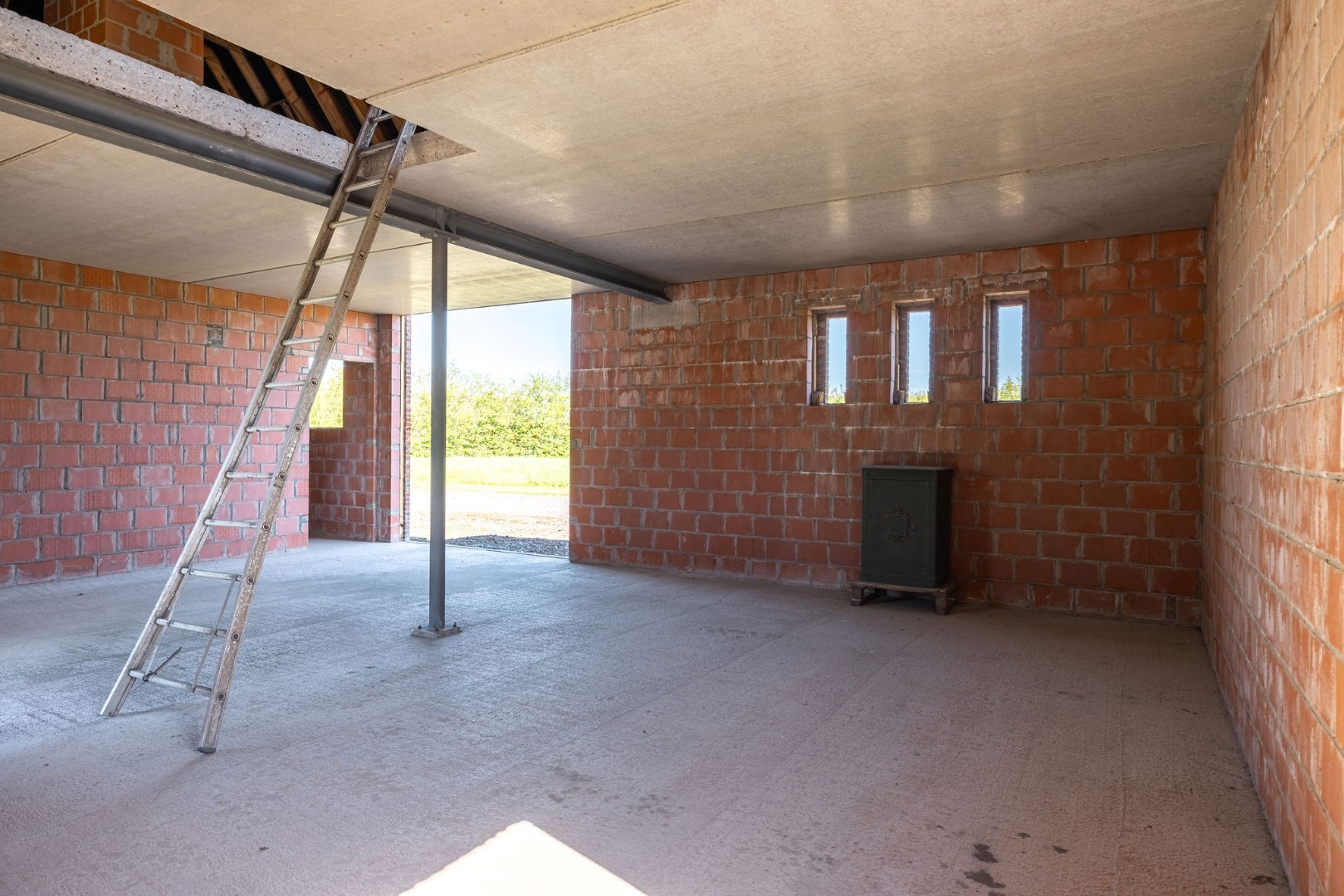 Landelijk gelegen ruwbouwhoeve met bijgebouwen 