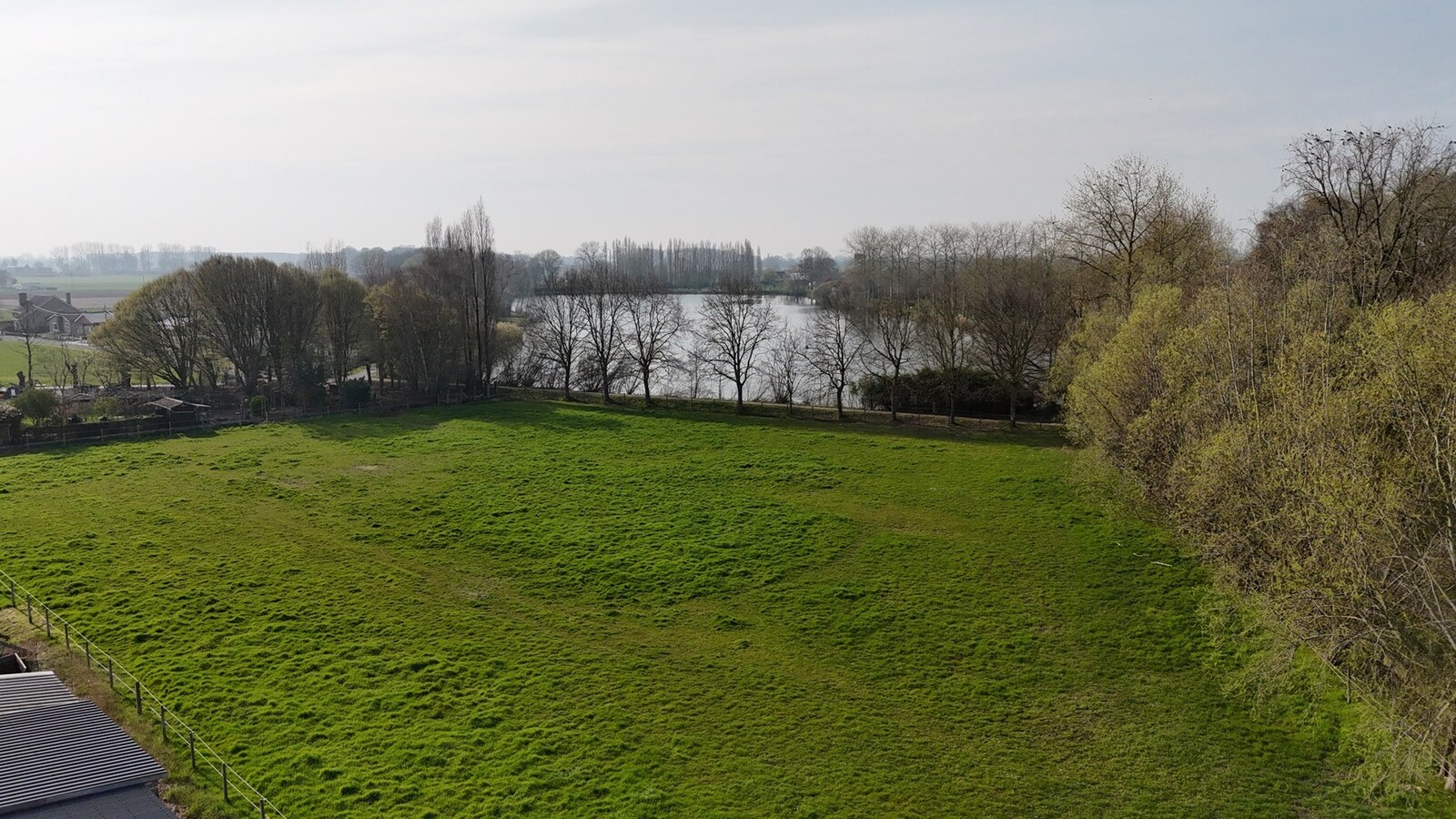 Alleenstaande woning met naastliggend stuk bouwgrond en weide te Eernegem 