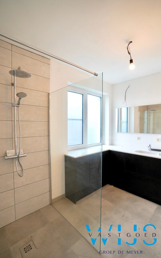 Volledig gerenoveerd woonhuis op 750m² in hartje Ertvelde ! 