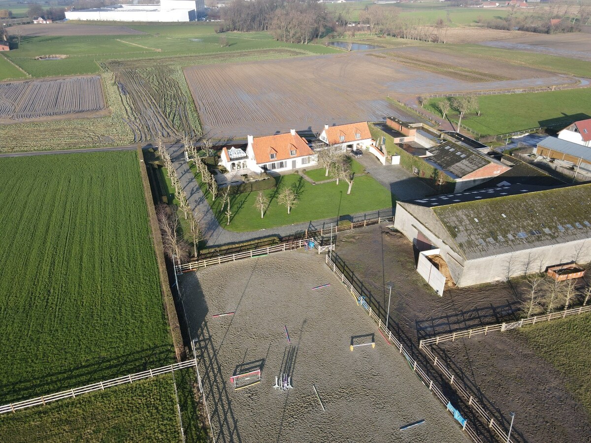Landelijke villa met bijgebouwen en graslanden op 23.740m² 