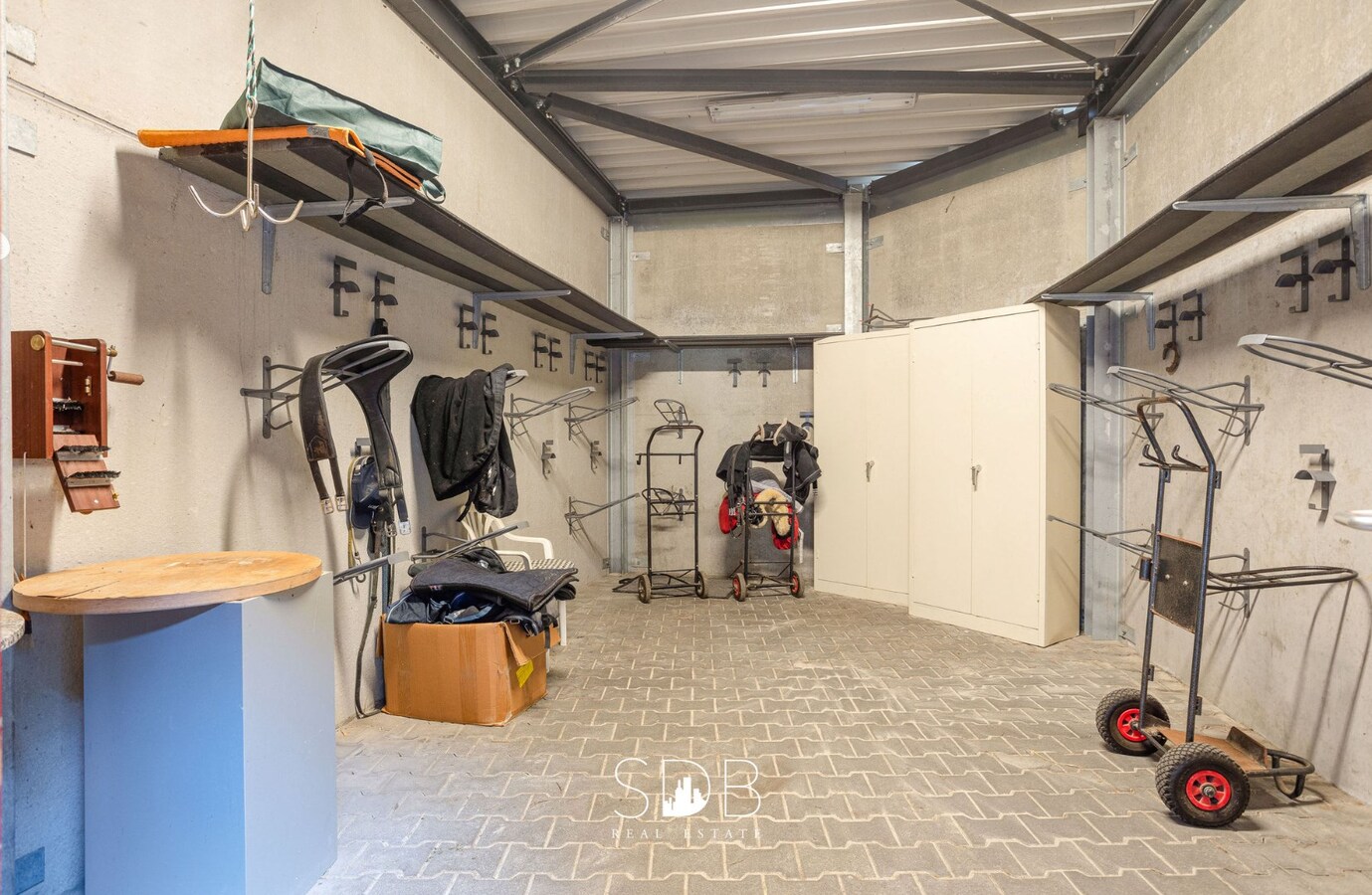 Hippische Complex met woonhuis en appartement op circa 31 Hectare 