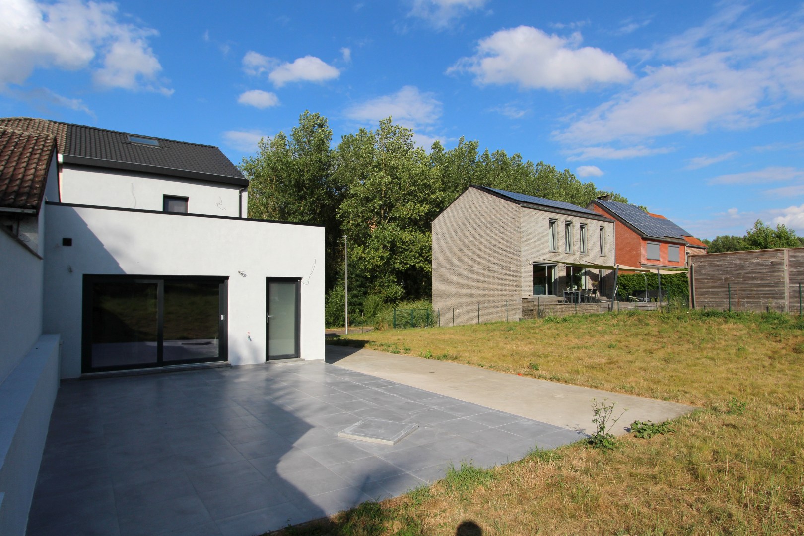 Achtergevel woning met terras