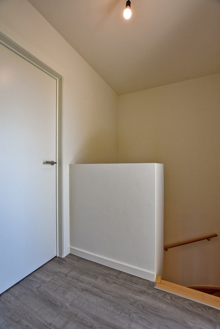 Ruime energiezuinige recente halfopen bebouwing  (2024) met inpandige garage op 258m² gelegen te Houthulst. 