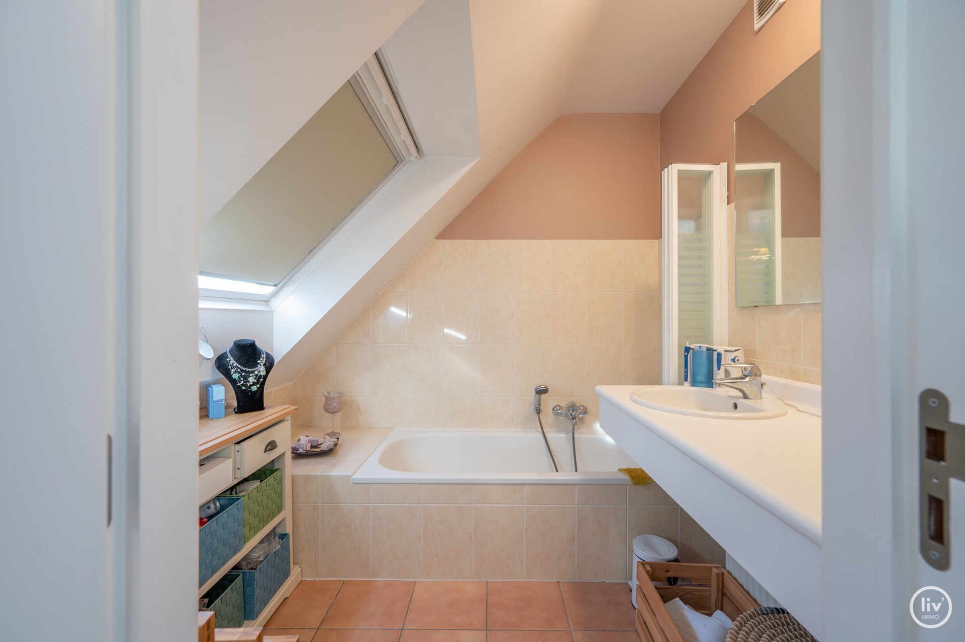 Ruim appartement met 3 slaapkamers en 2 badkamers in Knokke met open zicht in de straat. 