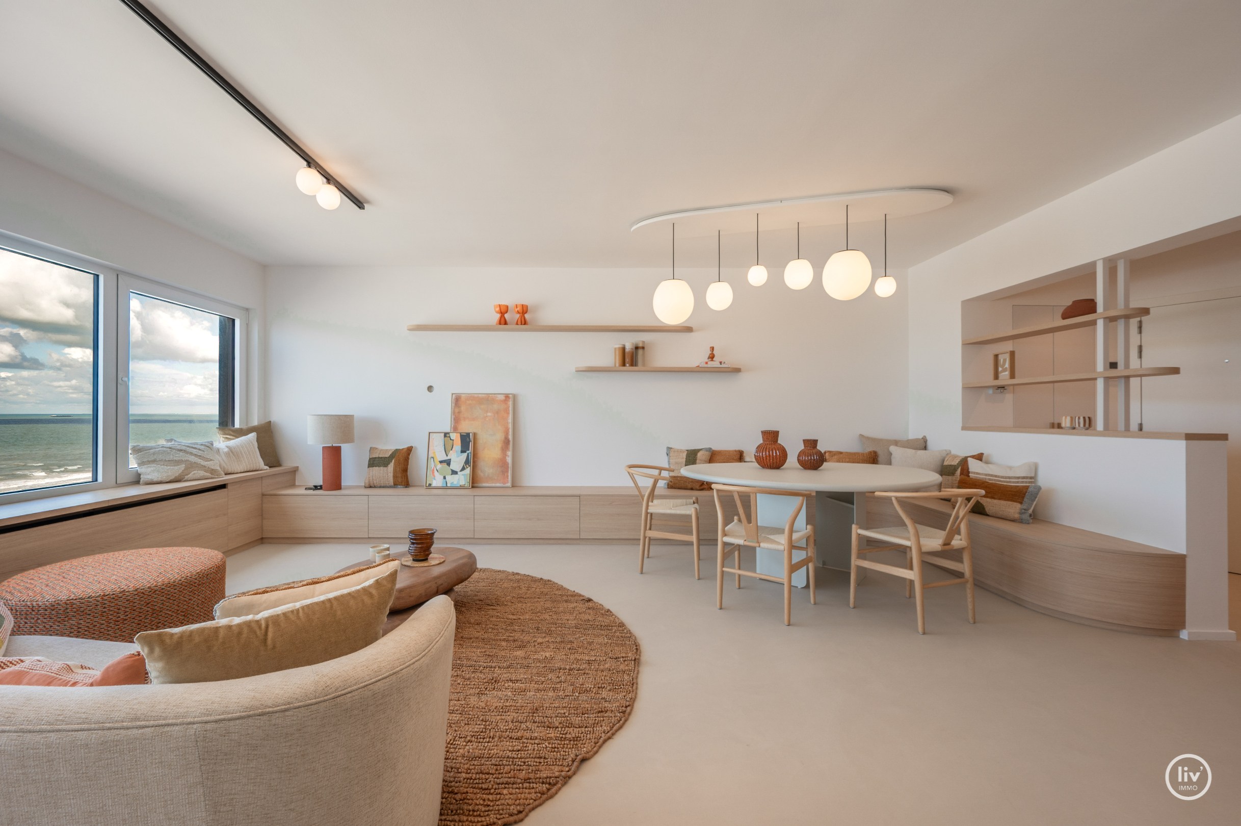 Prachtig gerenoveerd appartement op de zevende verdieping, op een absolute topligging aan de Zeedijk tussen het Lichttorenplein en het Albertplein. Dankzij de hoge ligging geniet het appartement van e 