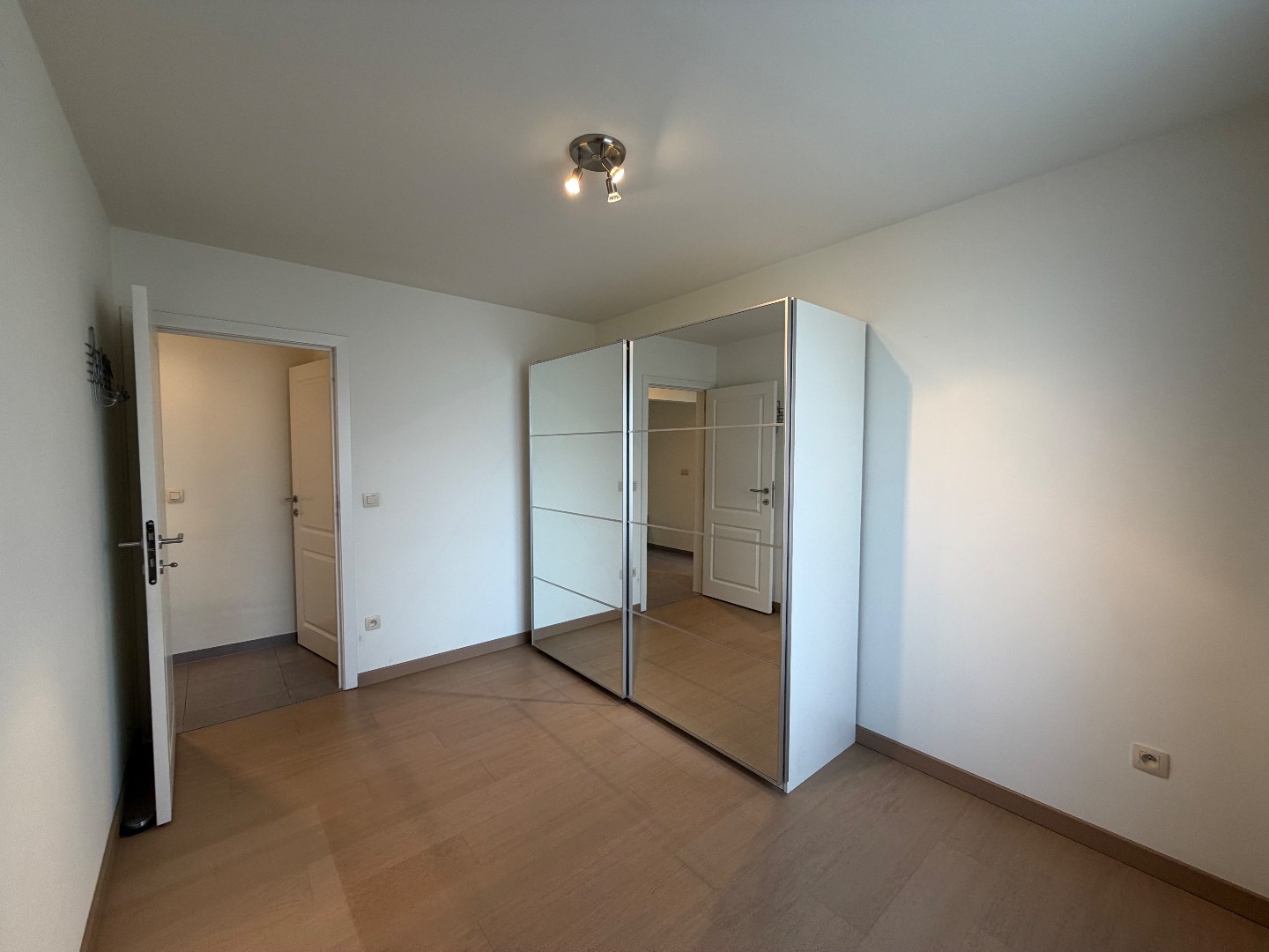 Gezellig en mooi appartement met 2 slaapkamers en autostaanplaats te huur in centrum van Geel! 