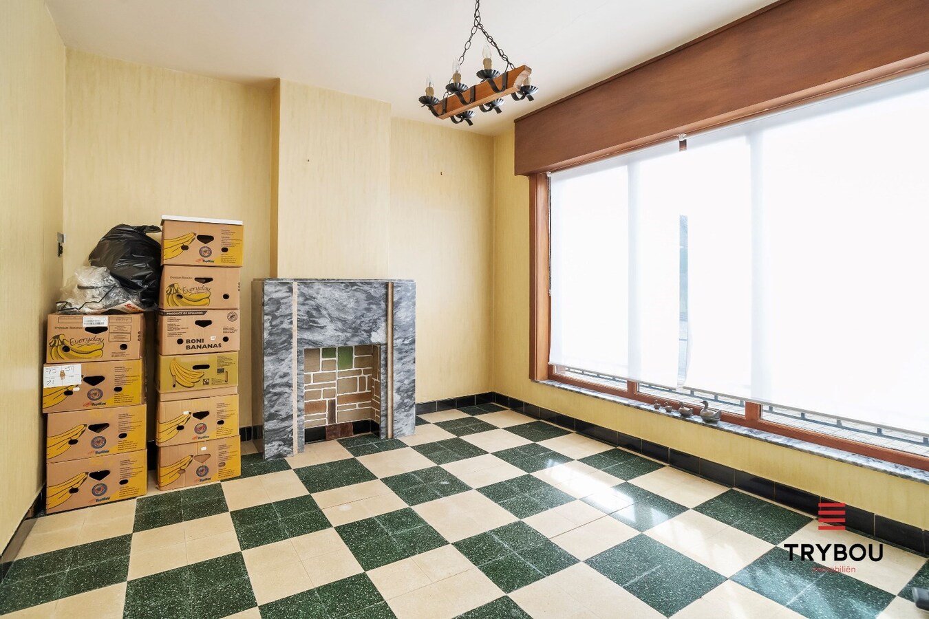 Halfopen woning met drie slaapkamers op ruim perceel van 770 m² 