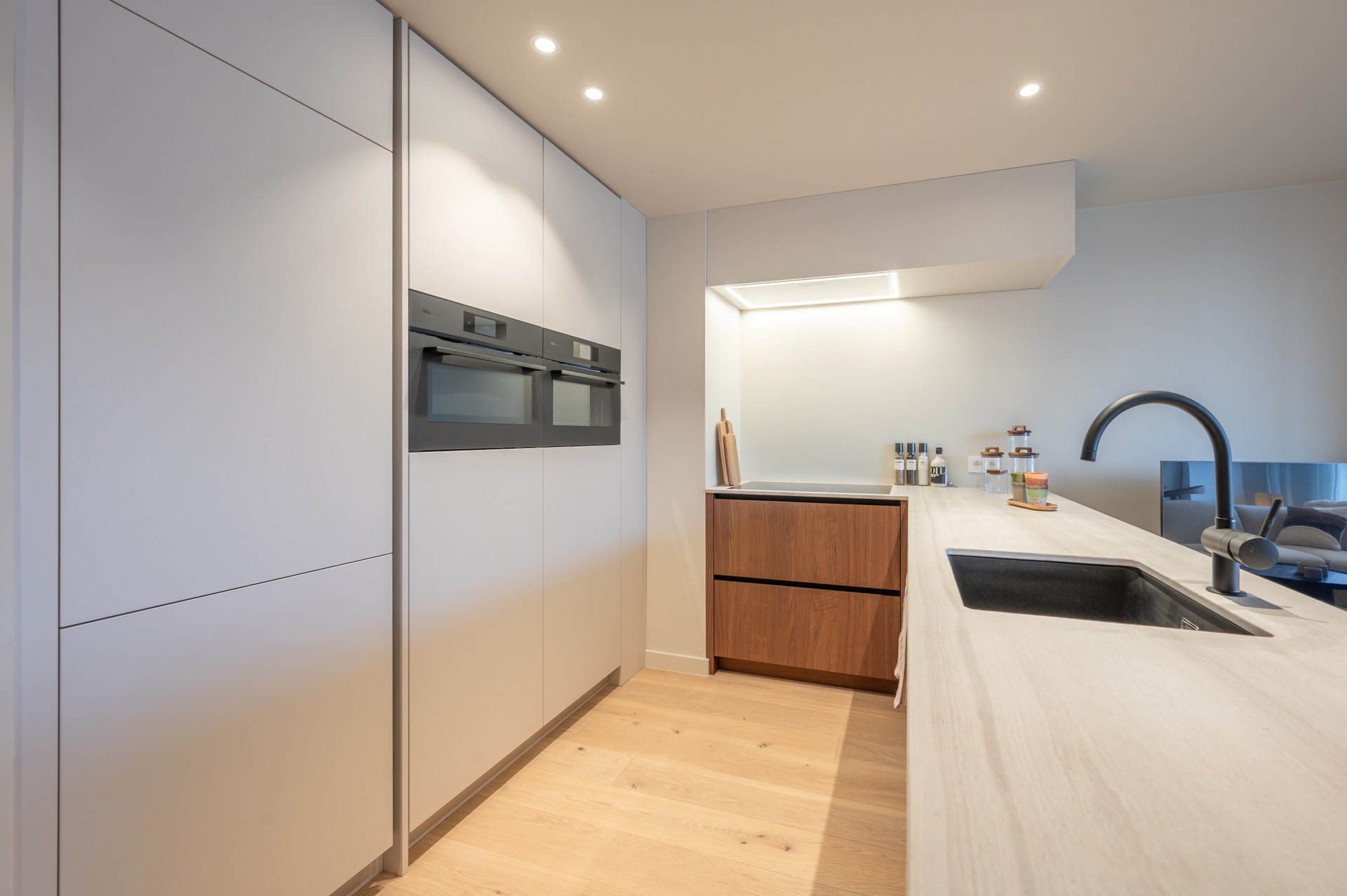 Appartement en duplex spacieux et rénové, orienté plein sud, situé dans un emplacement exceptionnel sur la Lippenslaan. 