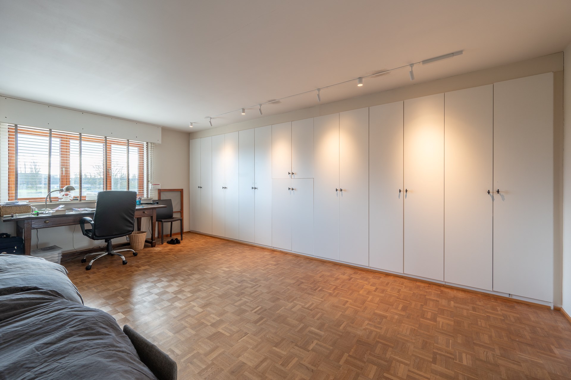 Propriété exceptionnelle et rénovée (5 510 m² de terrain) à proximité du centre de Knokke-Heist et bénéficiant d'une vue exceptionnelle sur les polders de Knokke. 