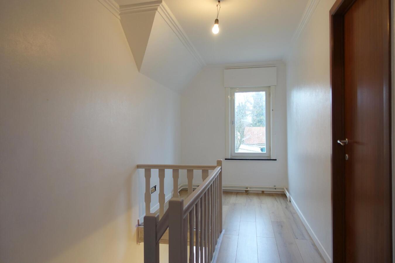 Halfopen woning met garage 