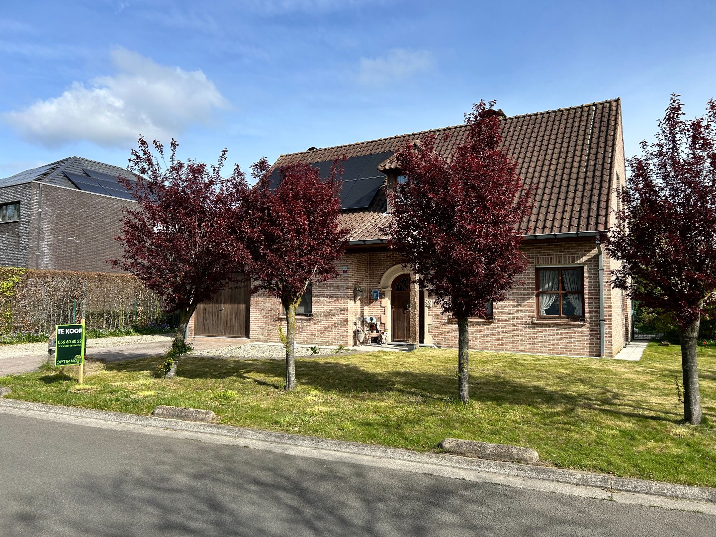 Degelijke alleenstaande woning met twee garages en tuin op 788m² 