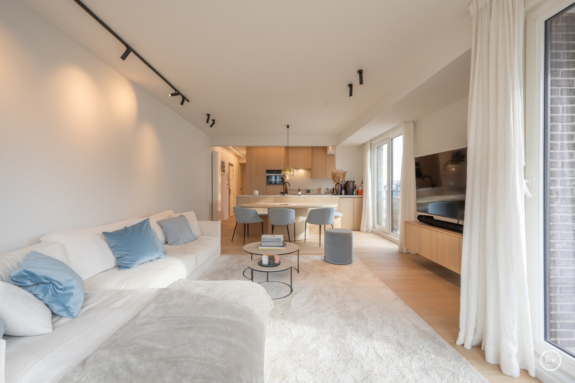 OPENDEURDAG Zaterdag 19/09, tussen 11U en 13u (Jozef Mommenstraat 1): Prachtig gerenoveerd 2-slaapkamer-(hoek)appartement vlakbij de Lippenslaan te Knokke 