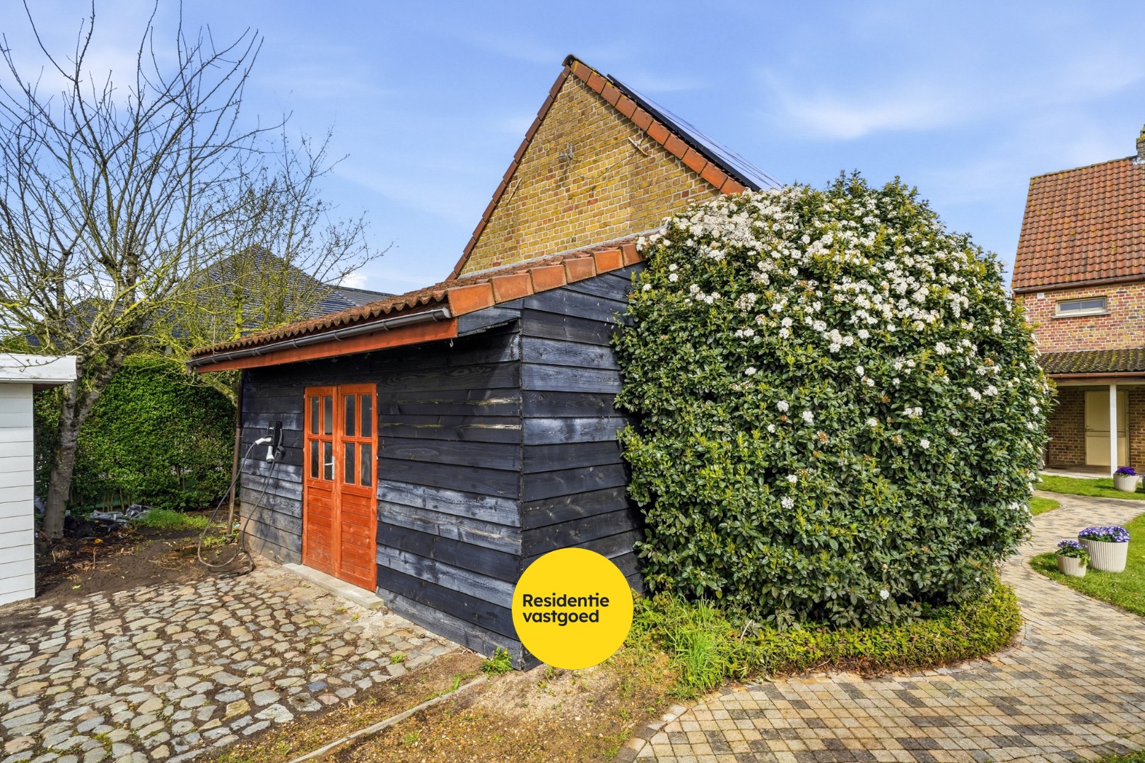 Karaktervolle halfopen bebouwing met multifunctioneel bijgebouw  in Westkerke 