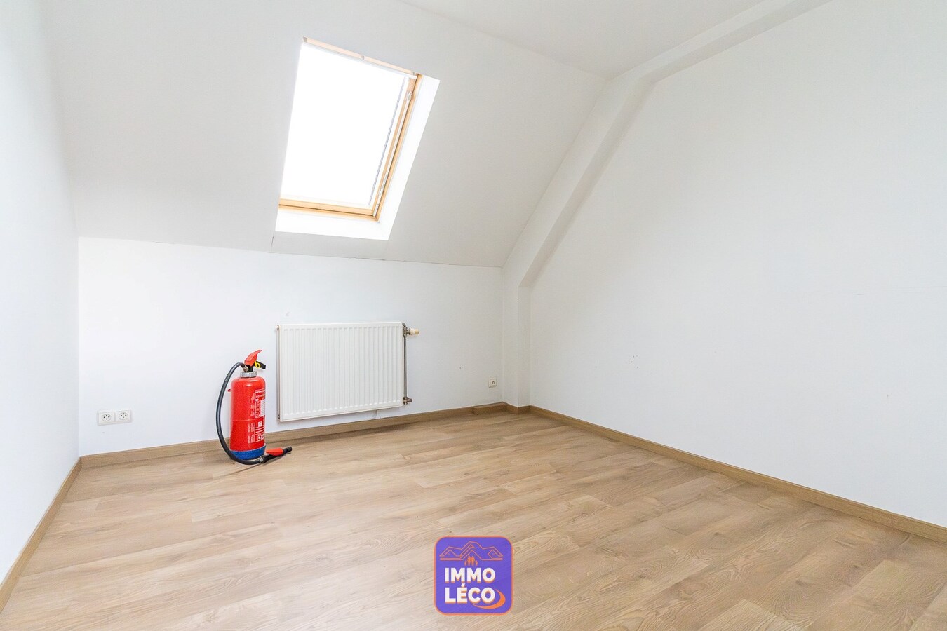 Immeuble avec un bureau et un appartement 2 chambres. IDEAL INVEST 