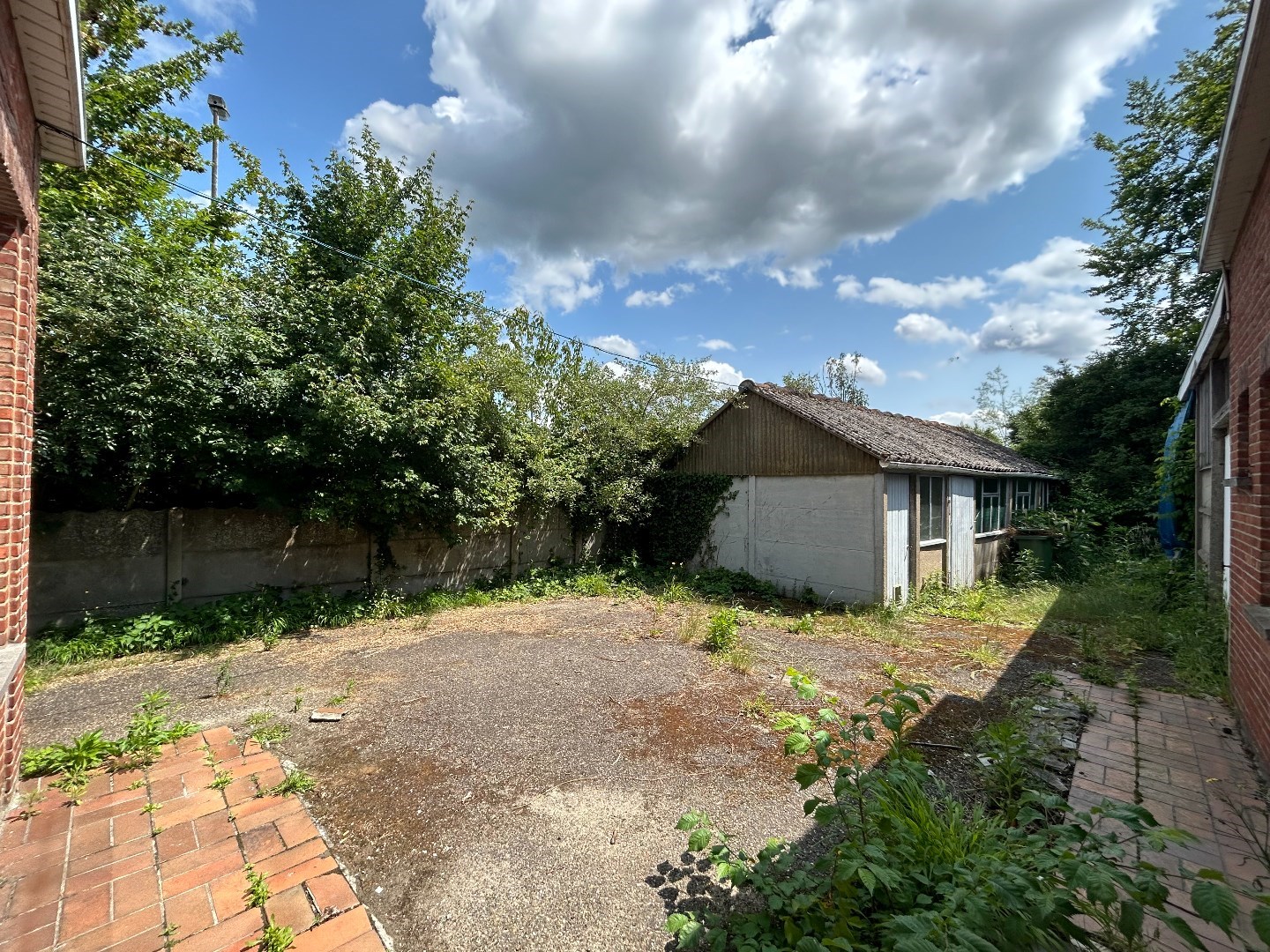 Te renoveren woning met loods/werkplaats in Geel 