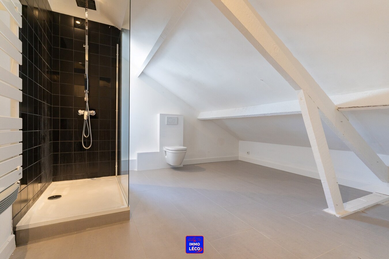 Villa "Semi Plain-Pied" érigée sur 1600m², grand parking, garage, jardin, COUP DE COEUR ! 