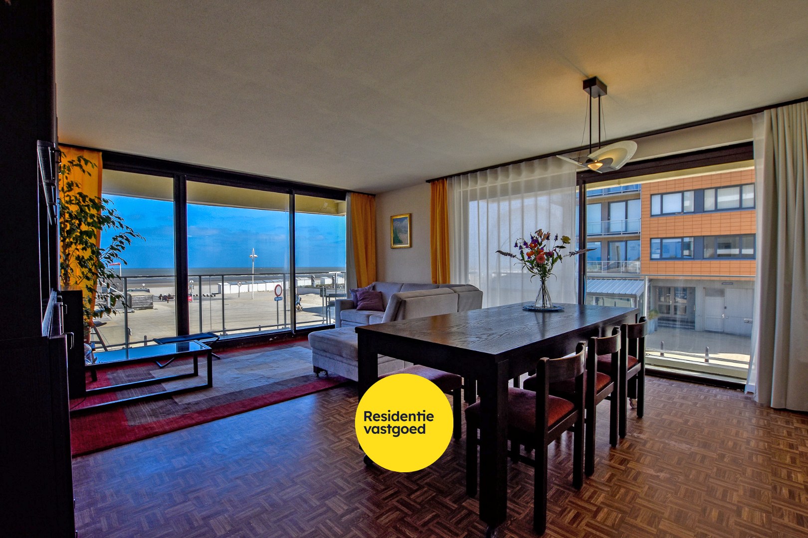 2-slaapkamerappartement (84m²) met FRONTAAL &amp; LATERAAL ZEEZICHT en 2 TERRASSEN op de zeedijk te De Panne. 