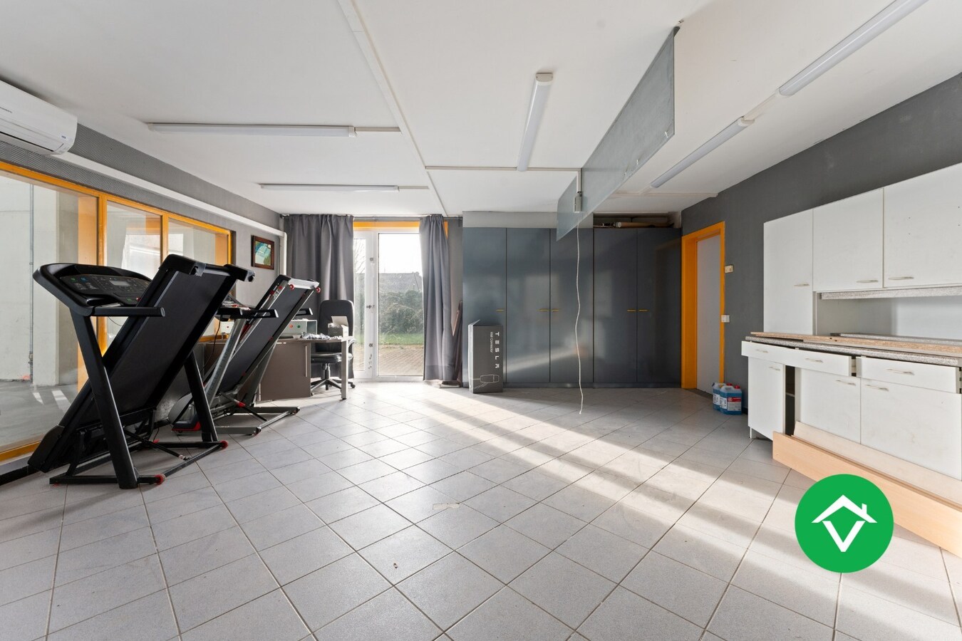 Bedrijfsgebouw met woonst te Ichtegem 