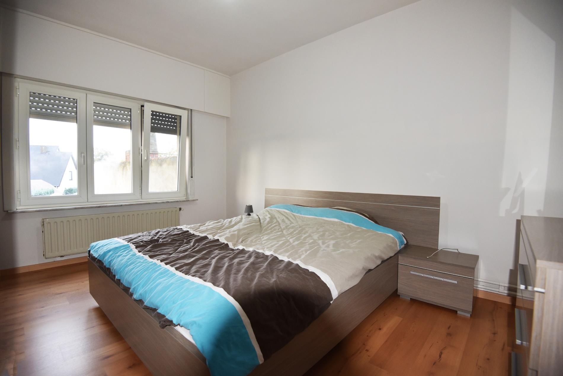 Gerenoveerde woning met 3 slpks, voortuin, terras en garage te Maldegem 