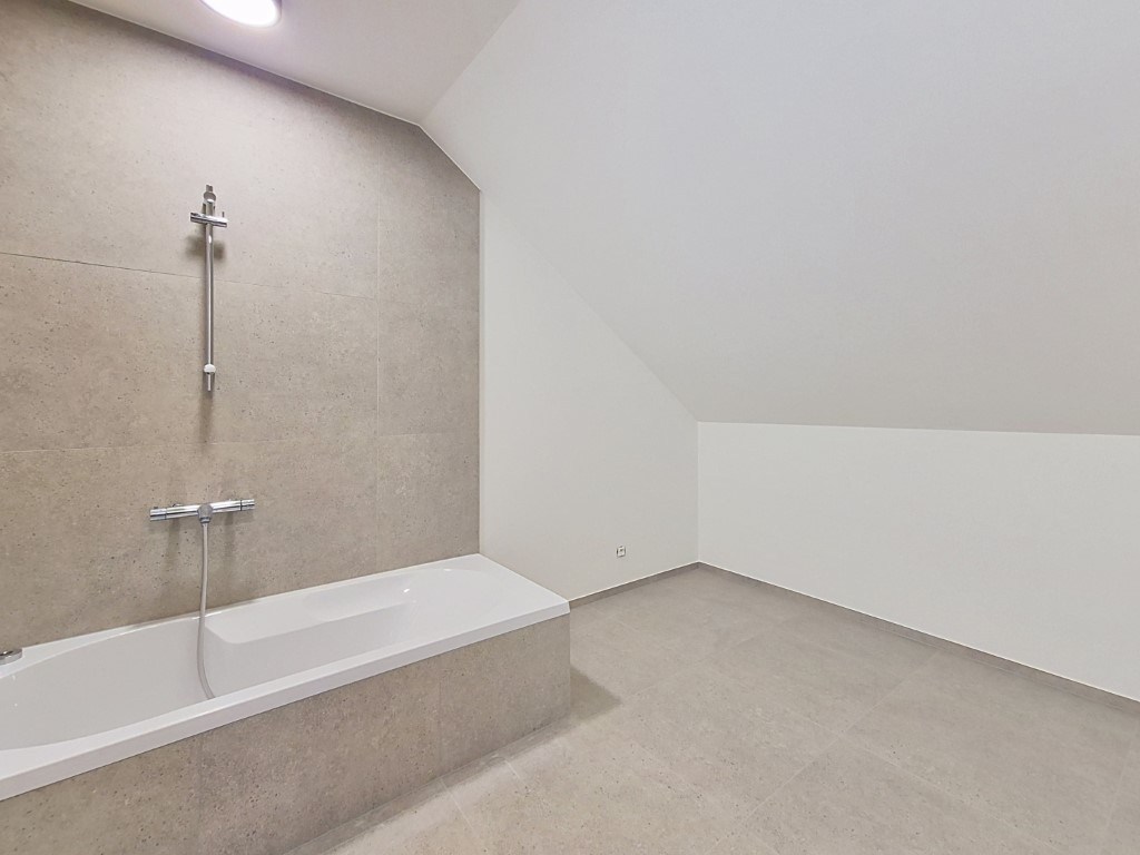 Nieuwbouwwoning met 3 slpk en polyvalente ruimte 