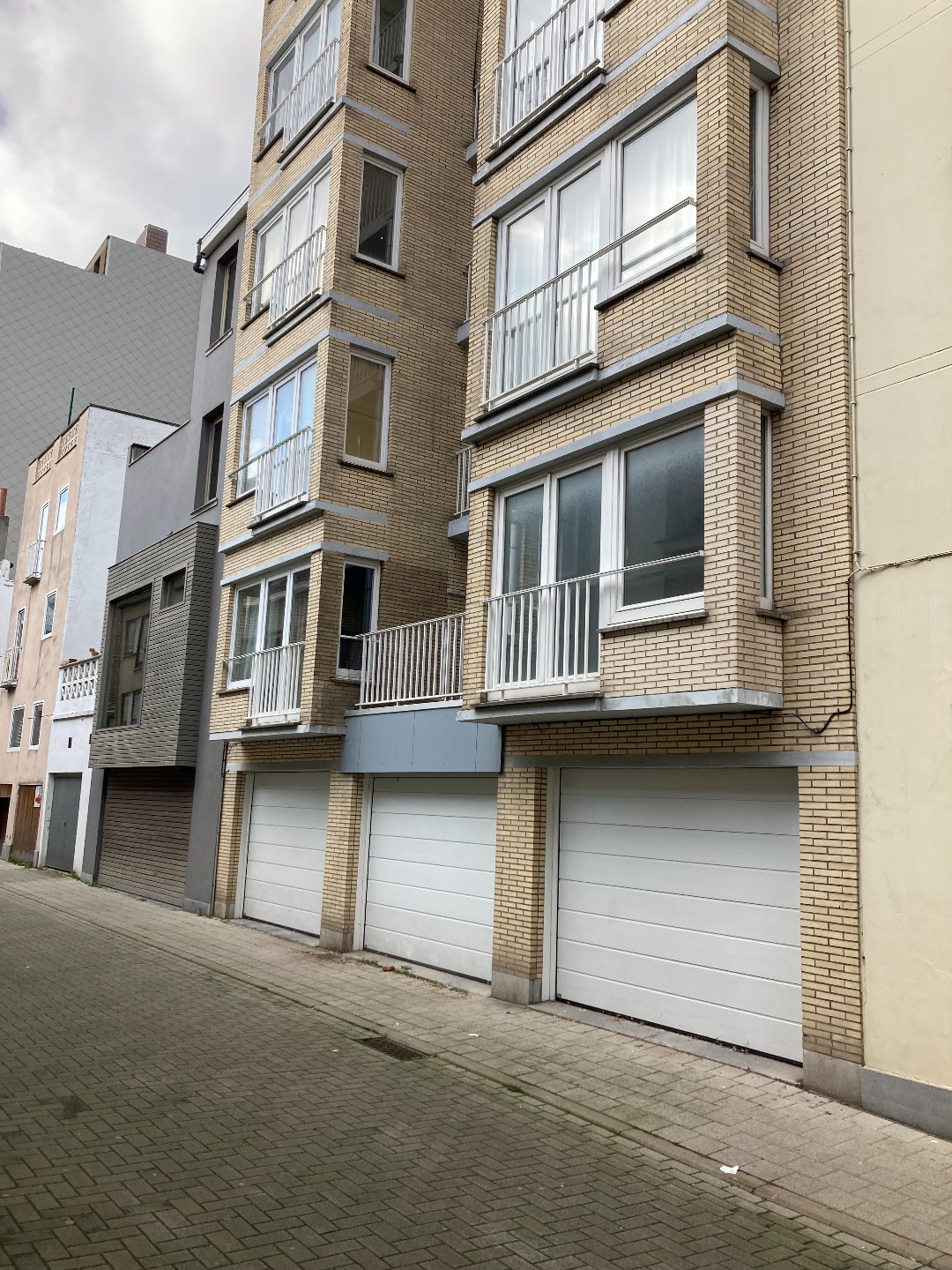 Ruime garagebox gelegen Grensstraat 