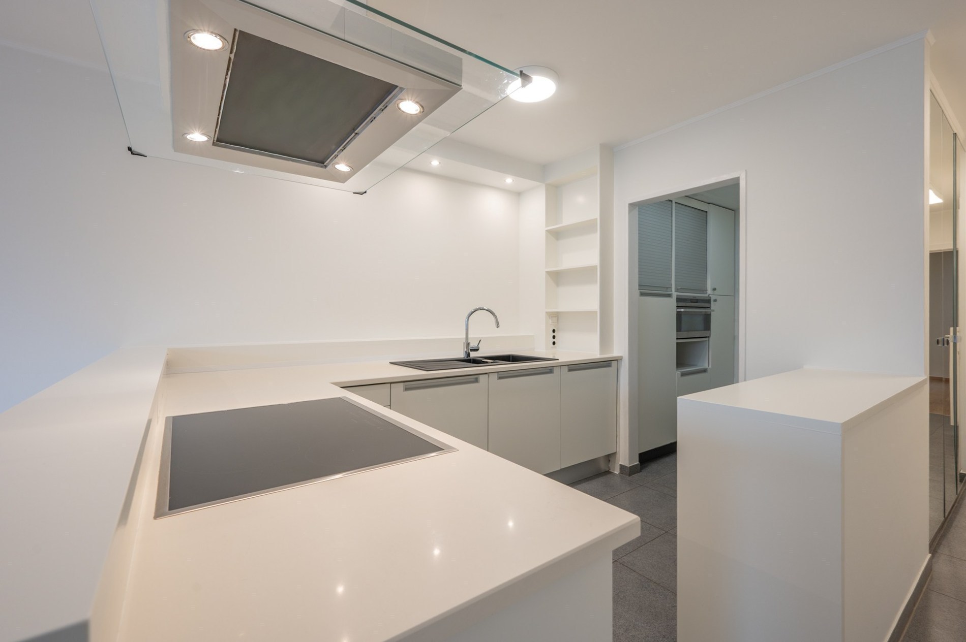 Appartement de 2 pièces situé au centre avec terrasse orientée sud sur la Lippenslaan. 