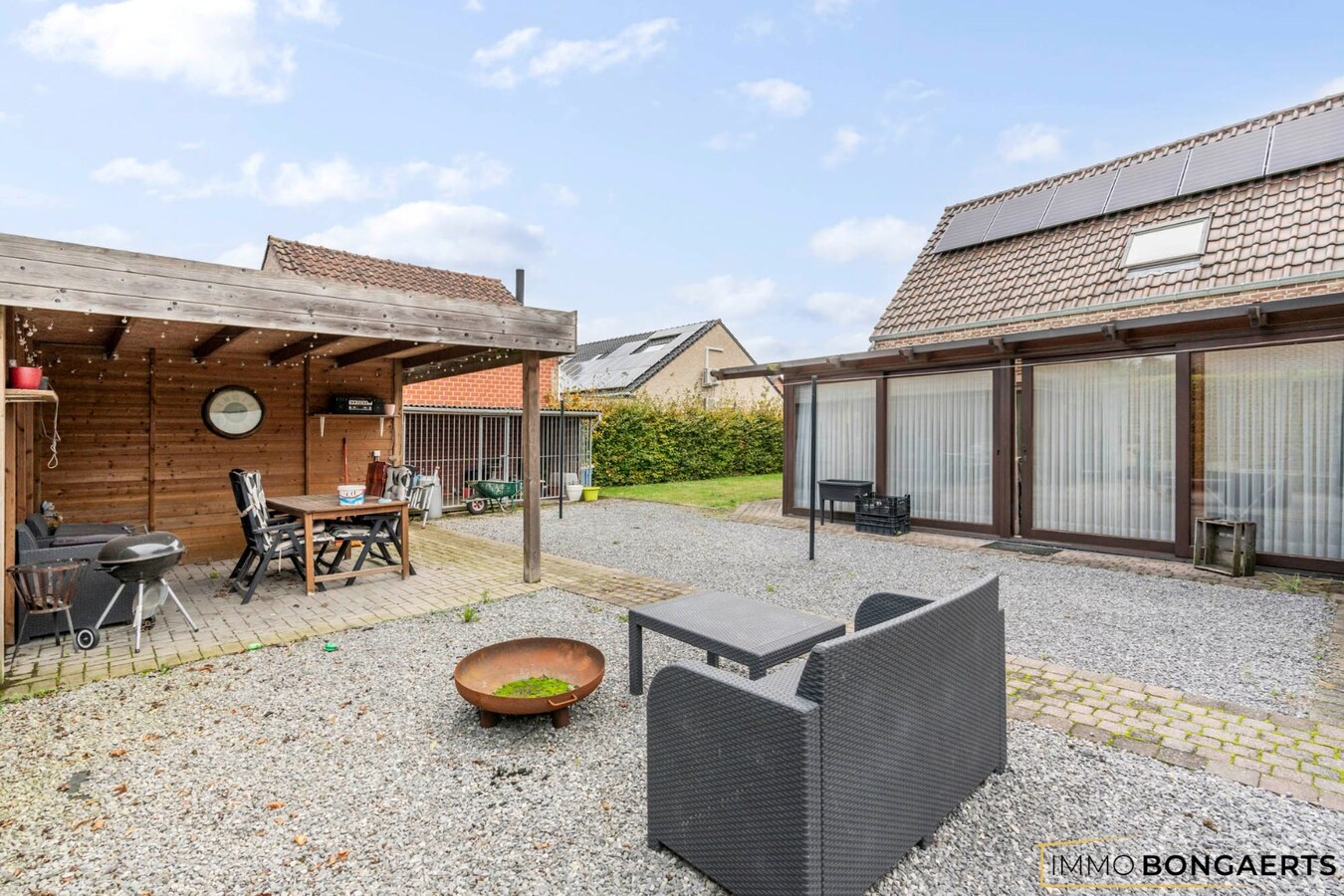 Ruime woning met drie slaapkamers en leefveranda 