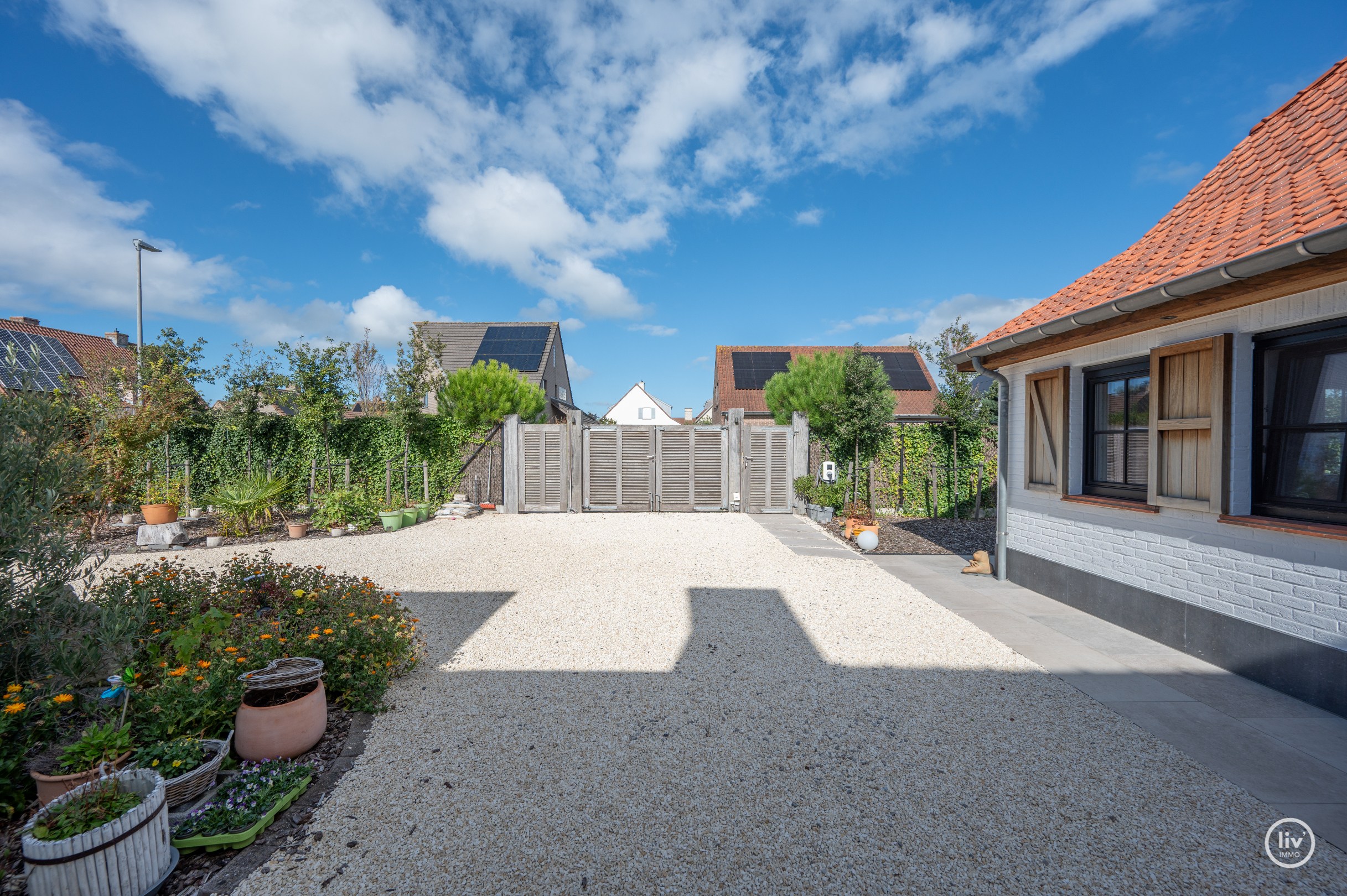 La villa récente de 2023 est située sur un terrain de 900 m², dans un havre de paix et de tranquillité. 