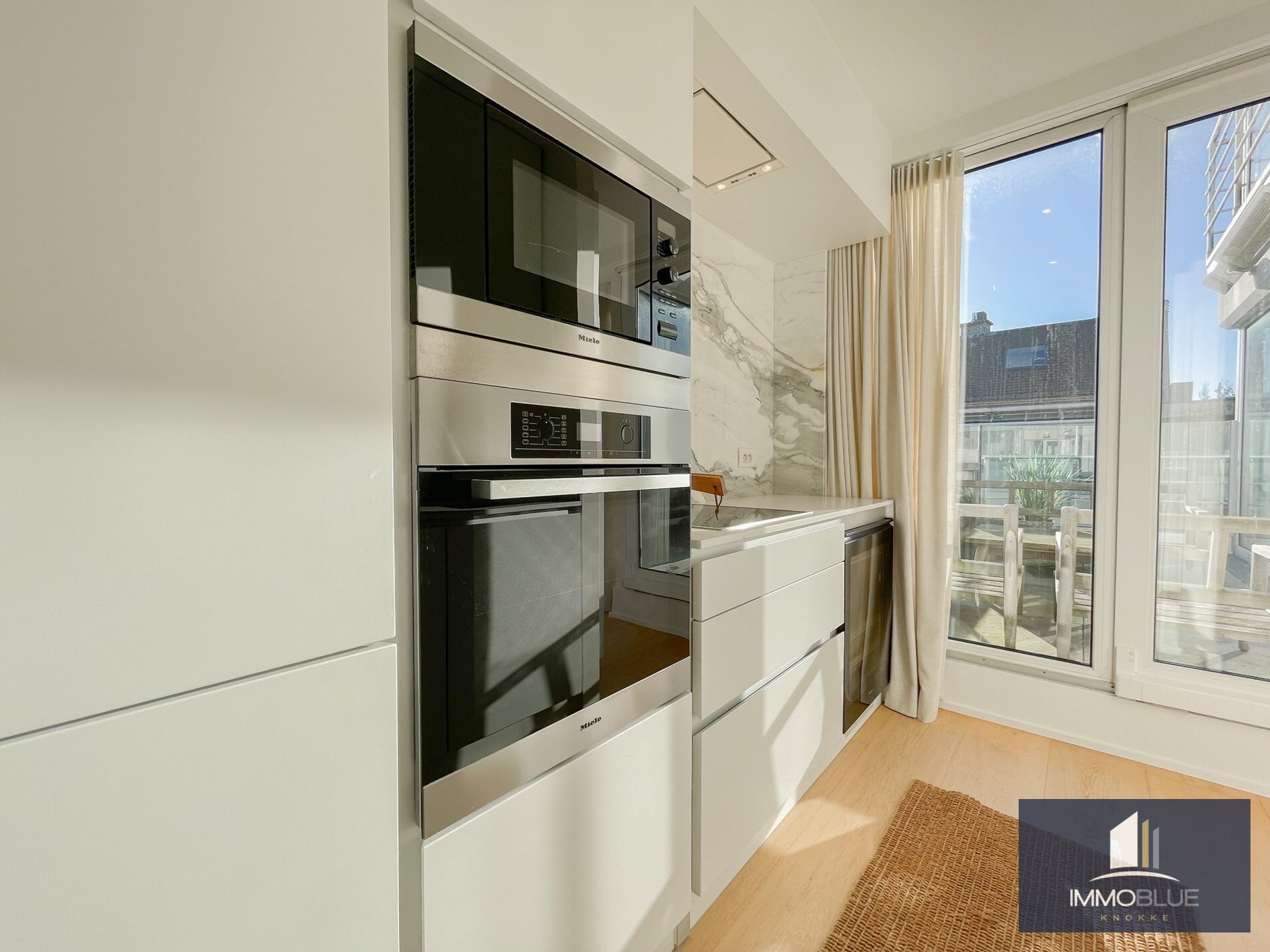 Appartement met zijdelings zeezicht en een ruim zuidwest gericht terras. 