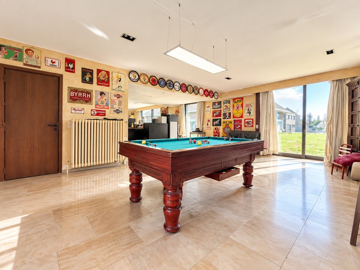 Unieke Villa te Roeselare op 2258m² met 28 zonnepanelen en 432m² bewoonbare oppervlakte! 