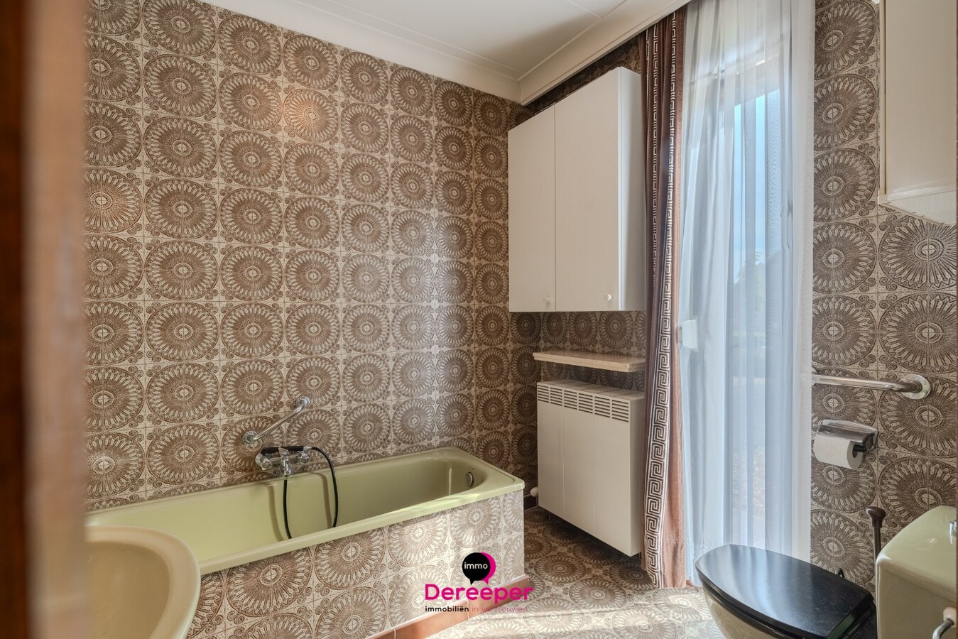 Te renoveren bungalow op ruim perceel van 678 m² 