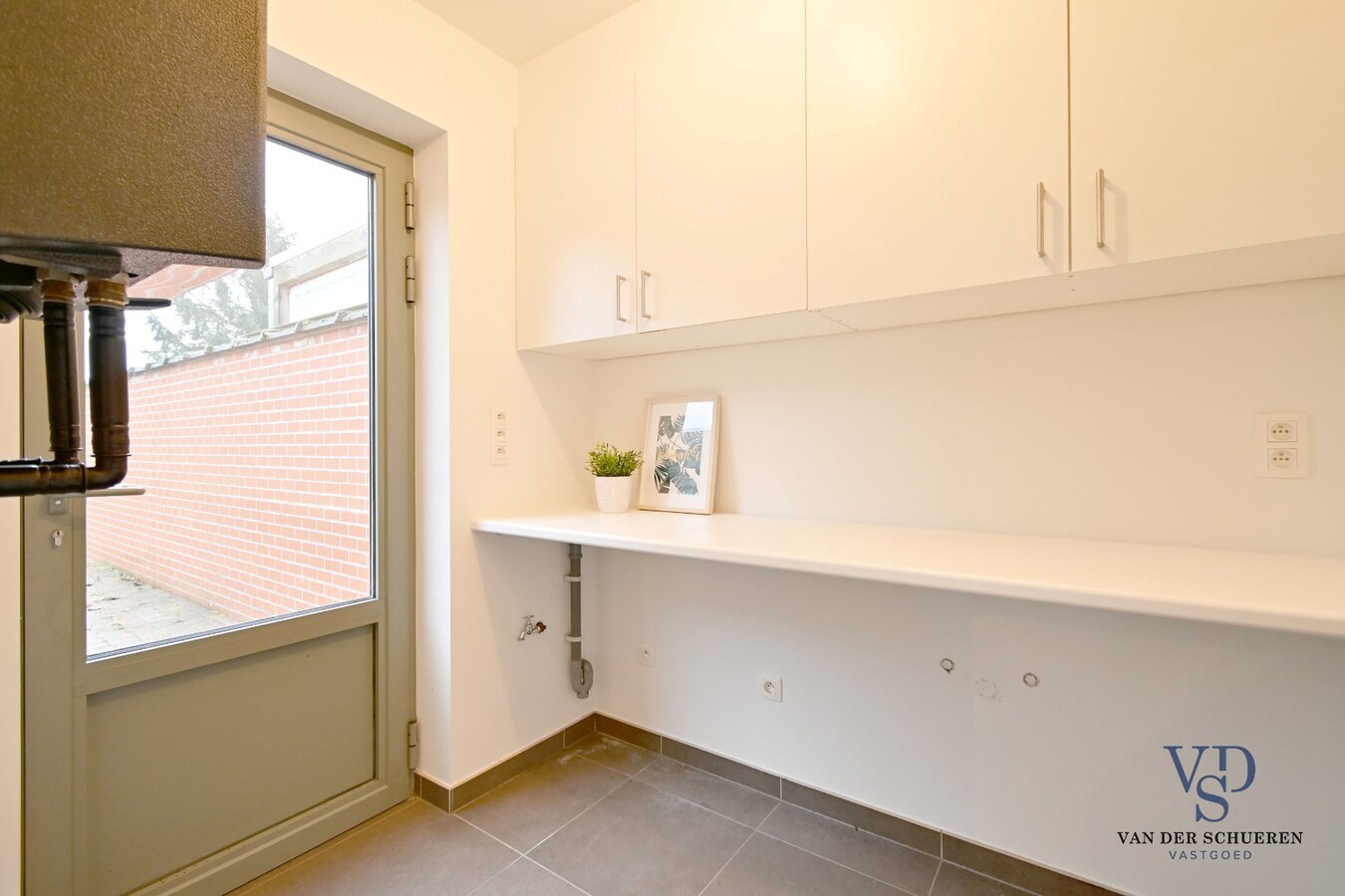 Ruime Half Open, op een commercieel gunstige ligging 