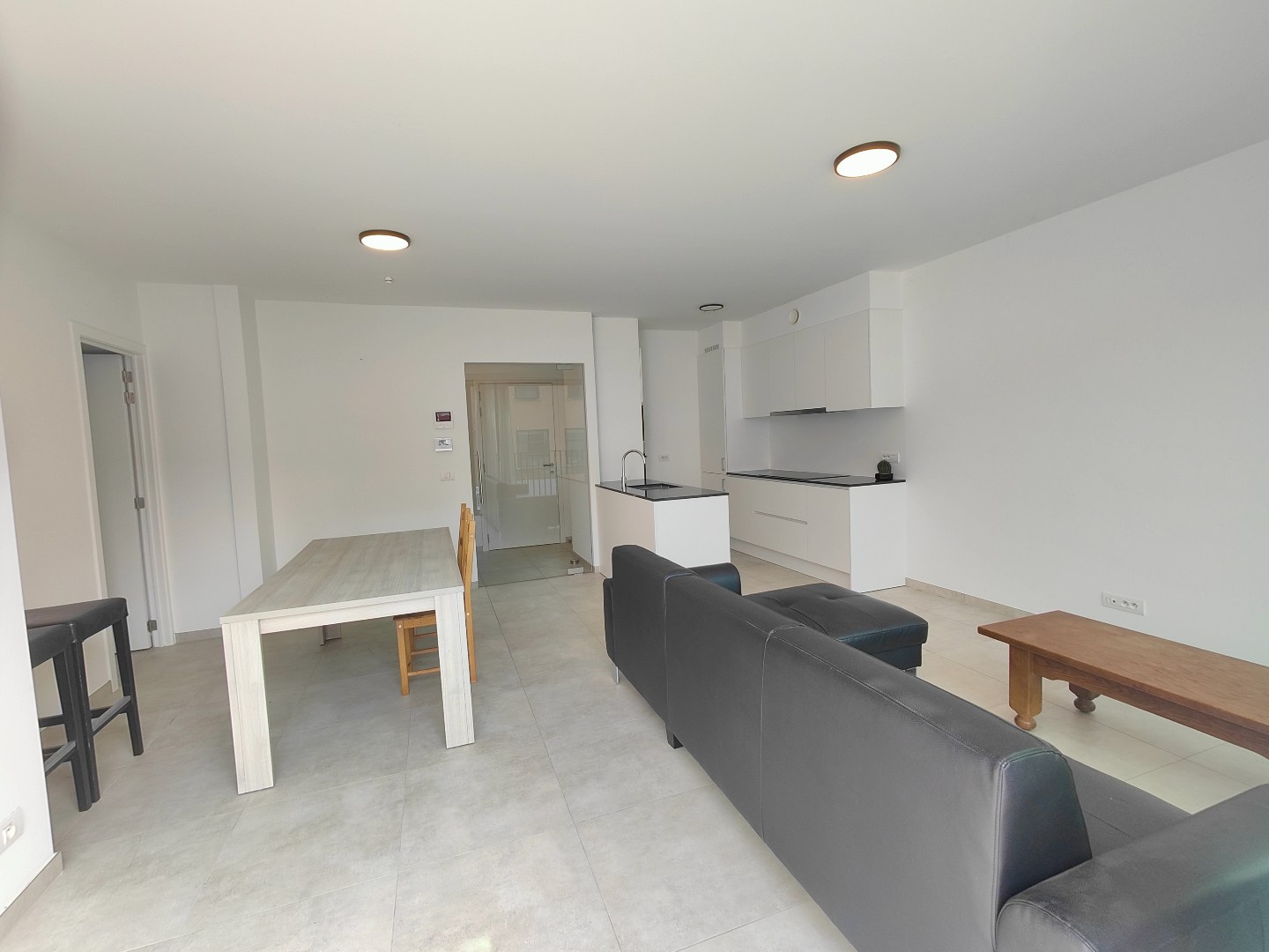 Modern appartement met 1 slaapkamer en ondergrondse autostaanplaats in het centrum van Ardooie 