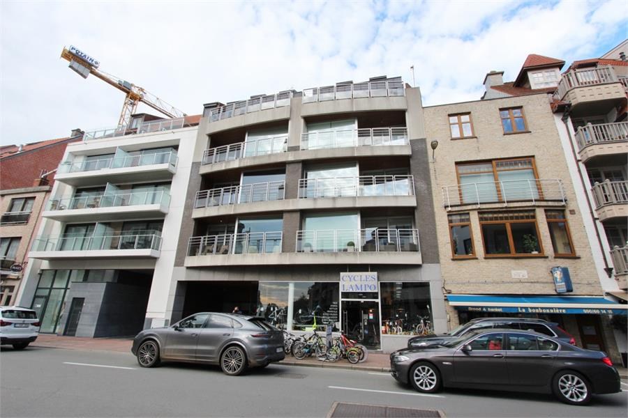 Non-meublé - Grand appartement résidentiel avec une belle vue dégagée, situé en plein centre près de l'avenue Lippens. 