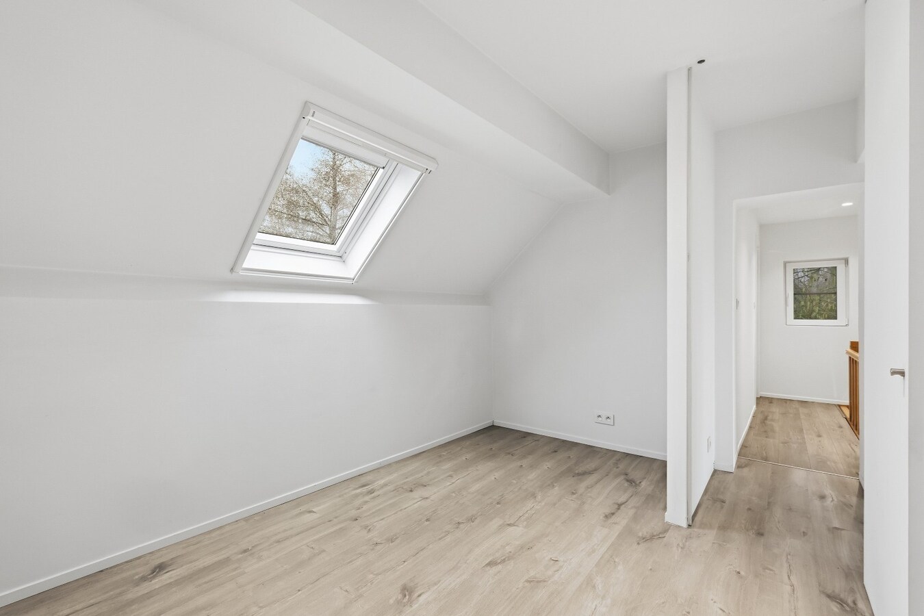 Alleenstaande woning met 4 slaapkamers in Merkem! 