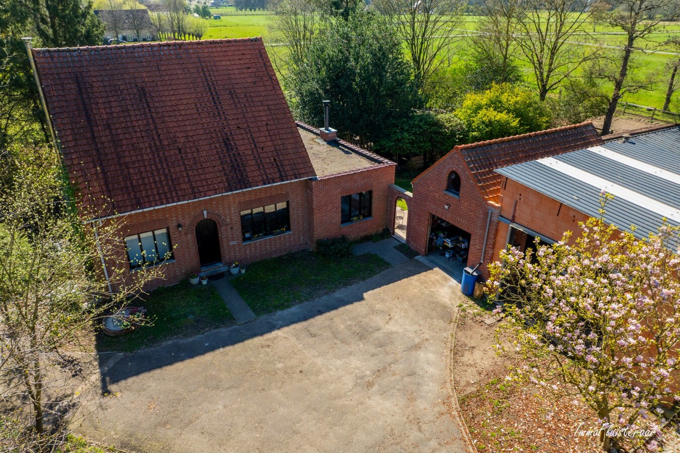 BEZOEKDAG OP 23 MEI VAN 10U TOT 14U. Landelijk gelegen woning met stallen en handig bijgebouw op ca. 7.025 m² (Optie aankoop extra aanpalend weiland van 5.735 m2) 