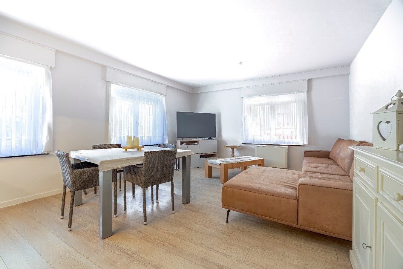 Instapklaar tweeslaapkamerappartement vlakbij de zeedijk. 