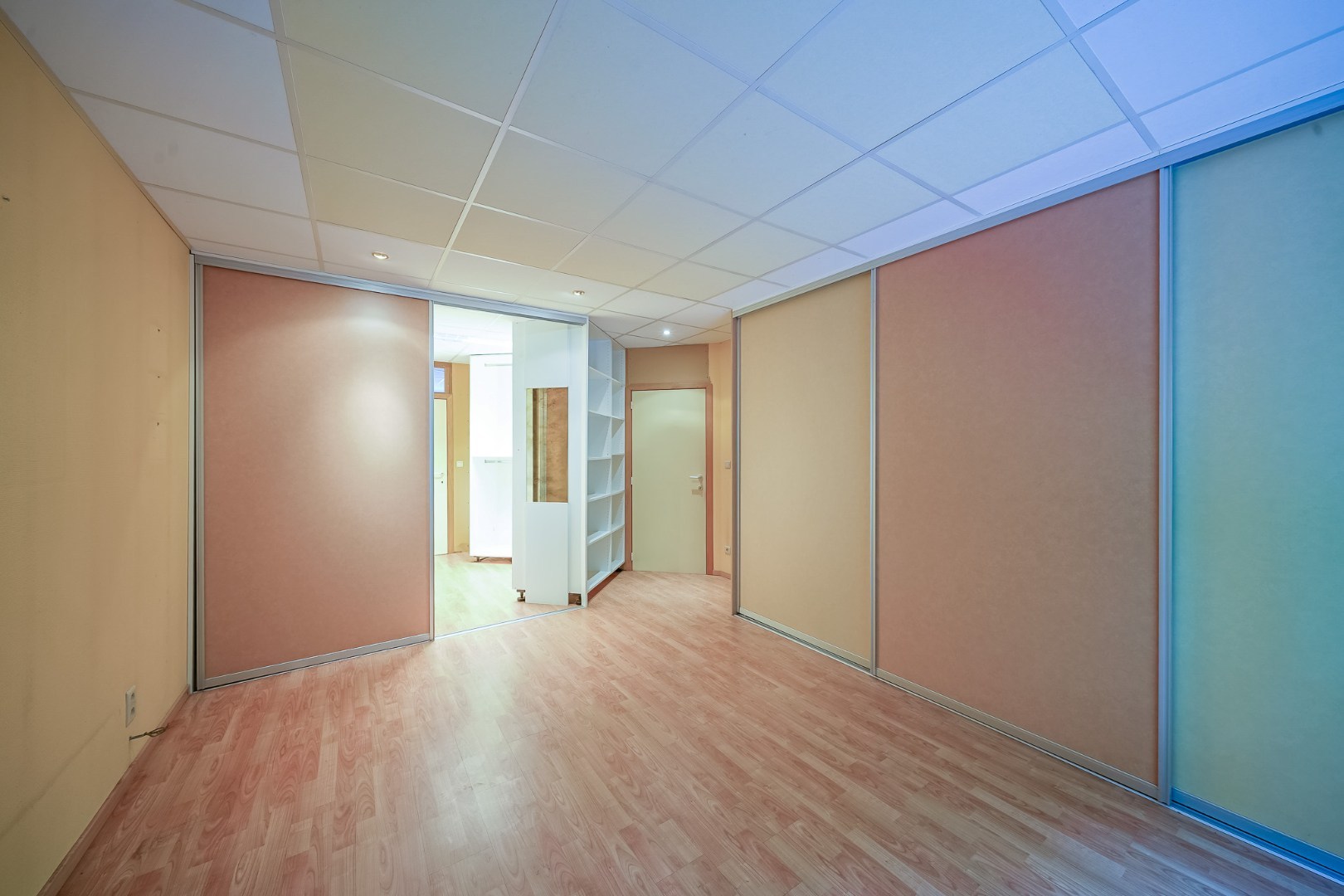 Winkelruimte met magazijn en woonst te Oostende 