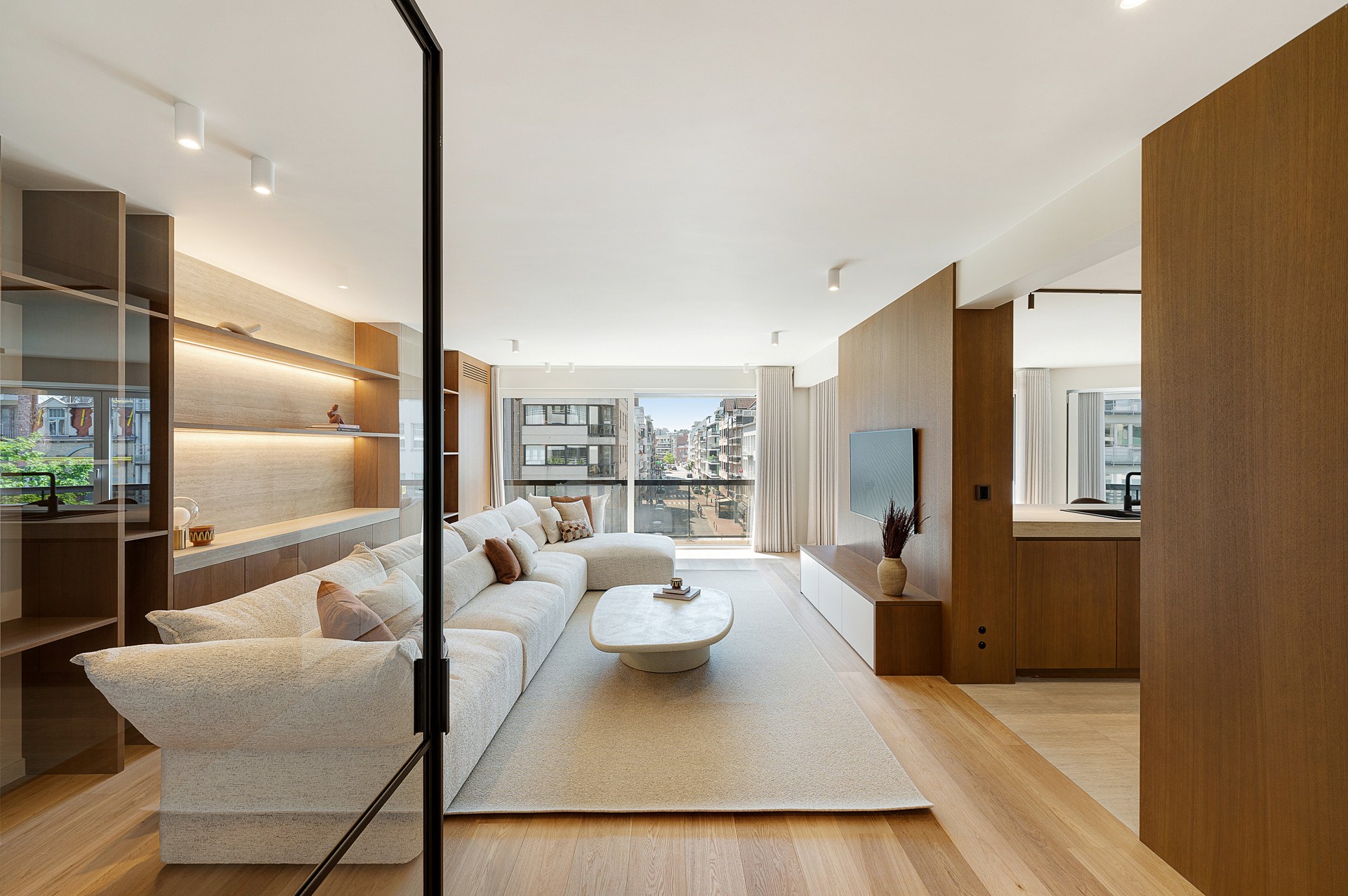Appartement d'angle spacieux et luxueusement rénové avec des vues dégagées et une largeur de façade de plus de 16 mètres. 