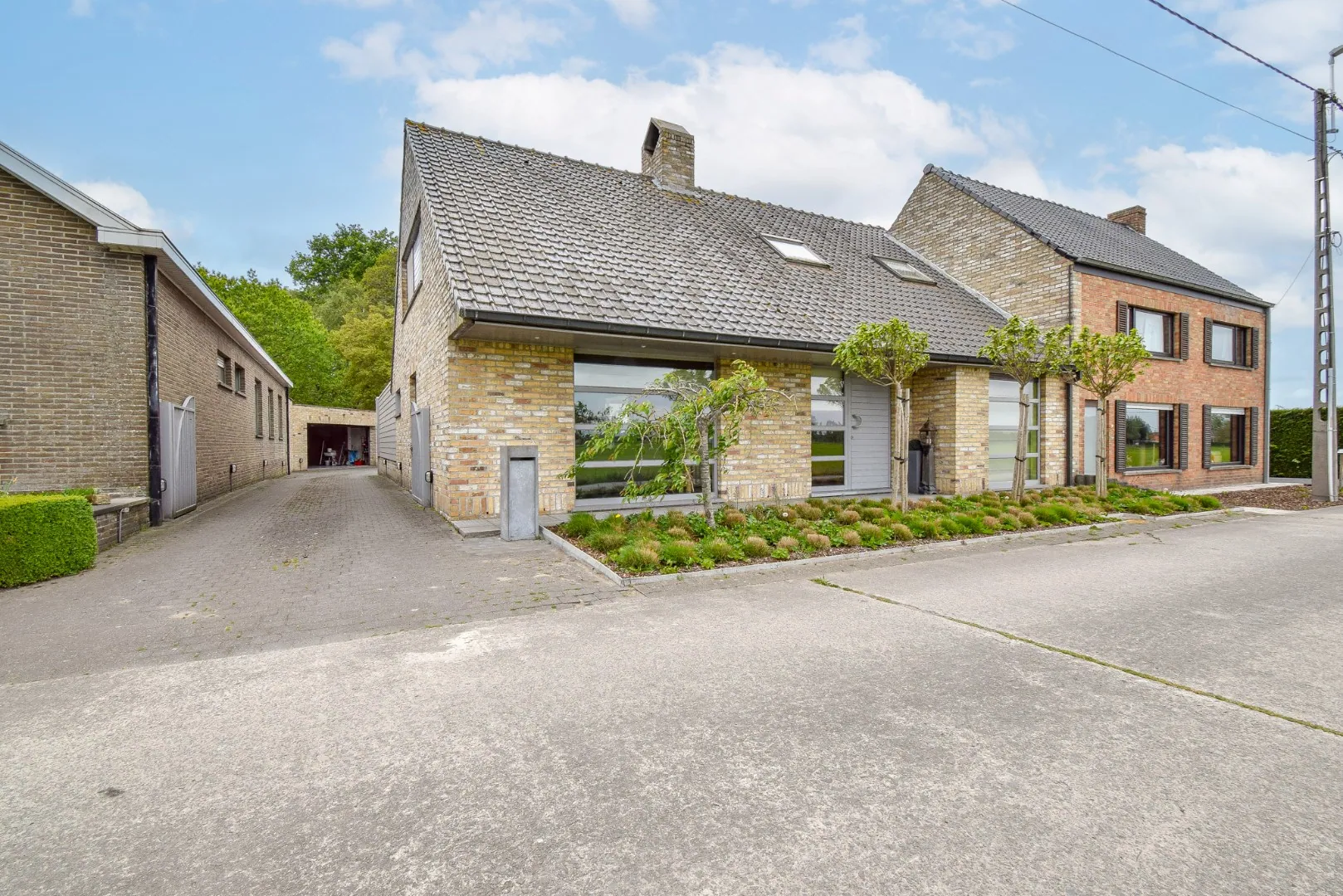 Verzorgde woning met 4 slaapkamers, garage en mooie tuin